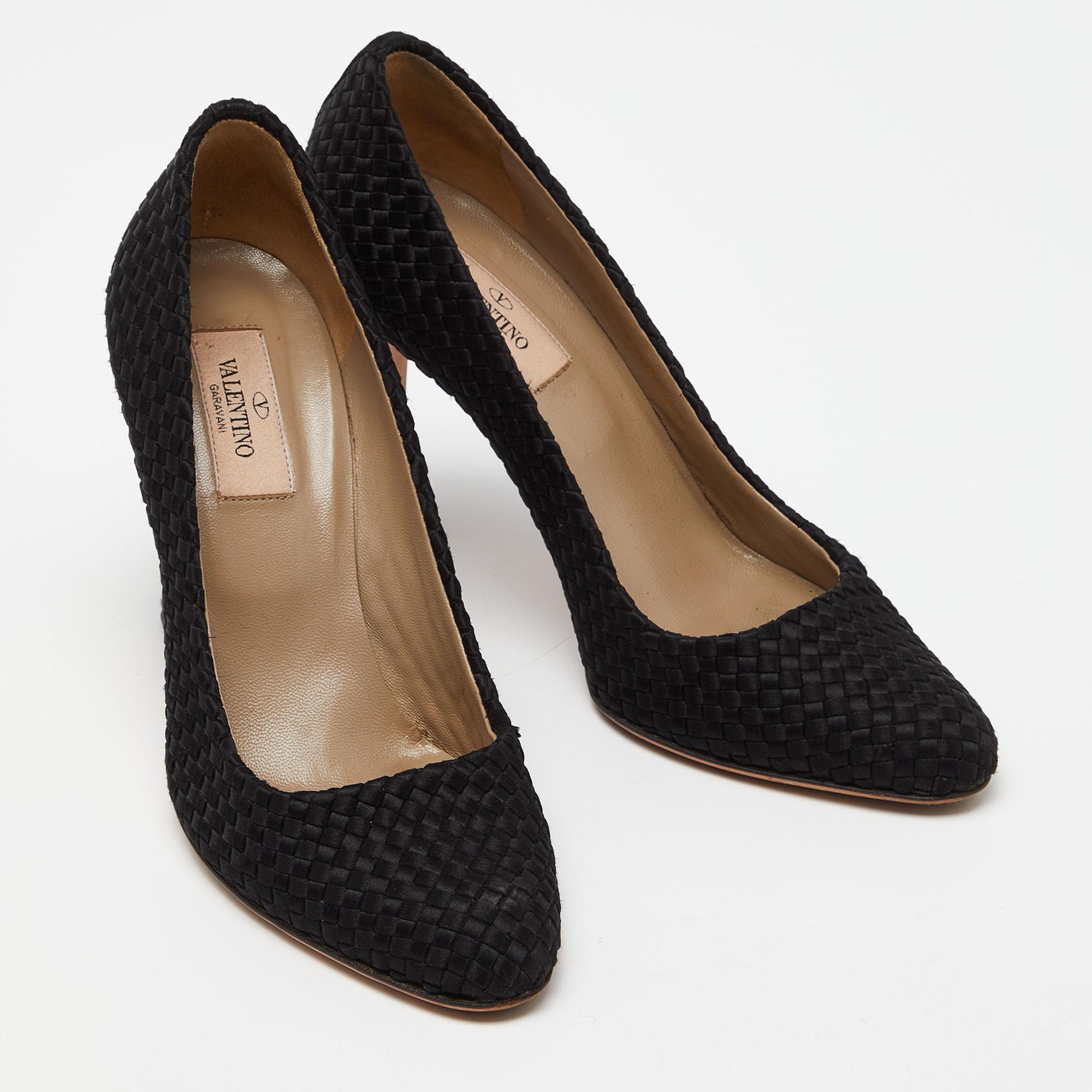 Women's Valentino Black Woven Leather Pumps Size 37 For Sale