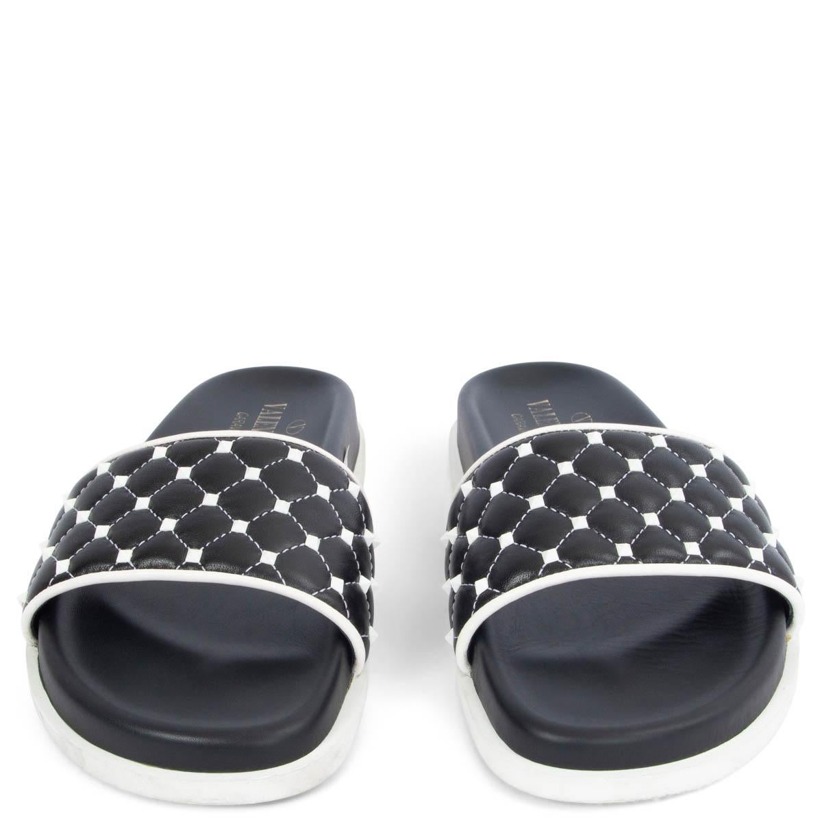 Sandalias Rockstud 100% auténticas de Valentino en piel de cordero negra con ribetes y tachuelas blancas. Se han usado y están en excelentes condiciones. 

Medidas
Tamaño impreso	37
Talla de zapato	37
Suela interior	24cm (9.4in)
Anchura	7.5cm