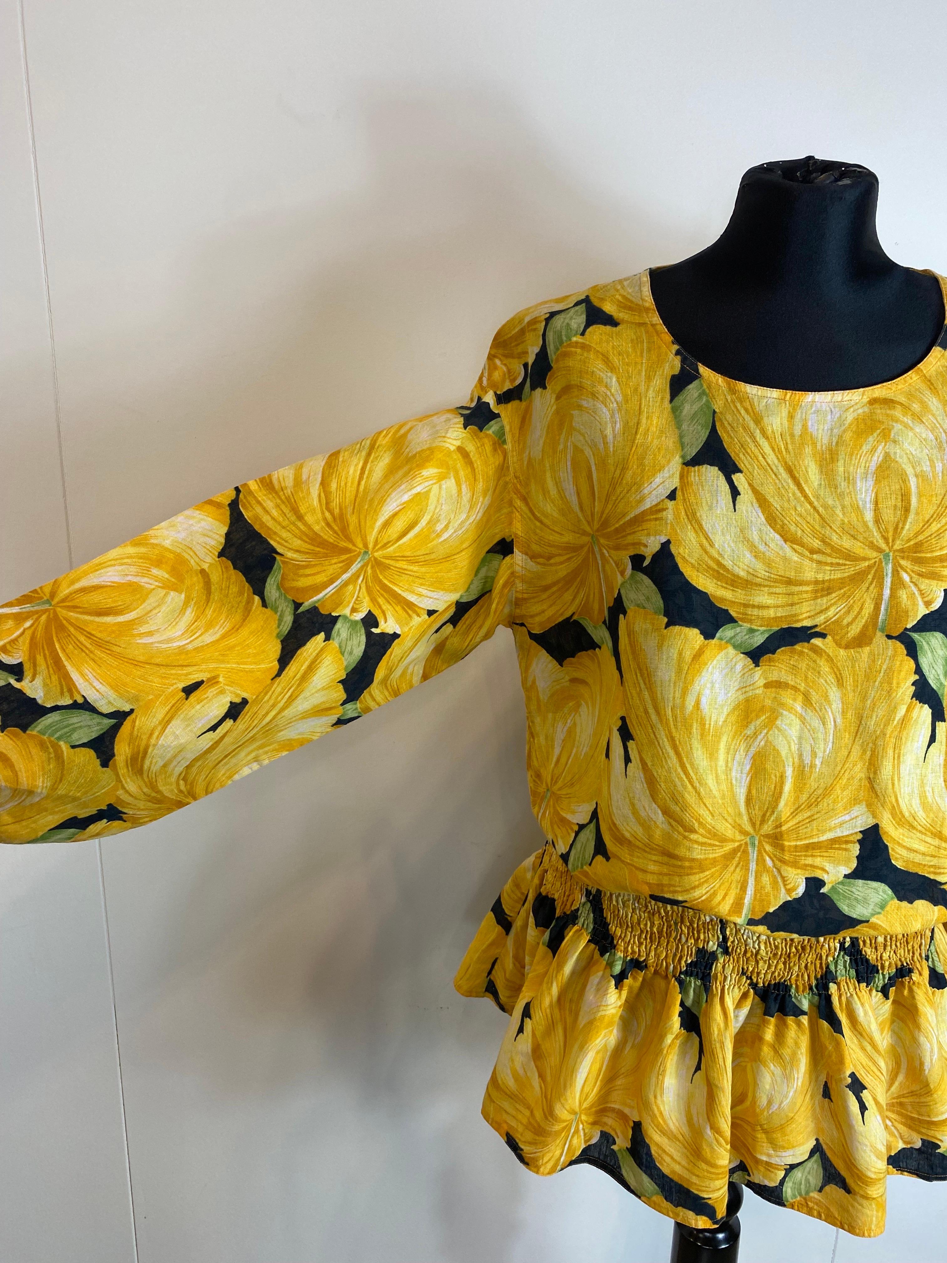 Vintage Valentino blouse in yellow flower pattern. 
It has an elasticated waist. 
Shoulder dropped. 
In perfect condition. 
The composition label is missing but it should be in a cotton and linen blend. 
Size L
Shoulders 44 cm 
Bust 54 cm 
Waist 41