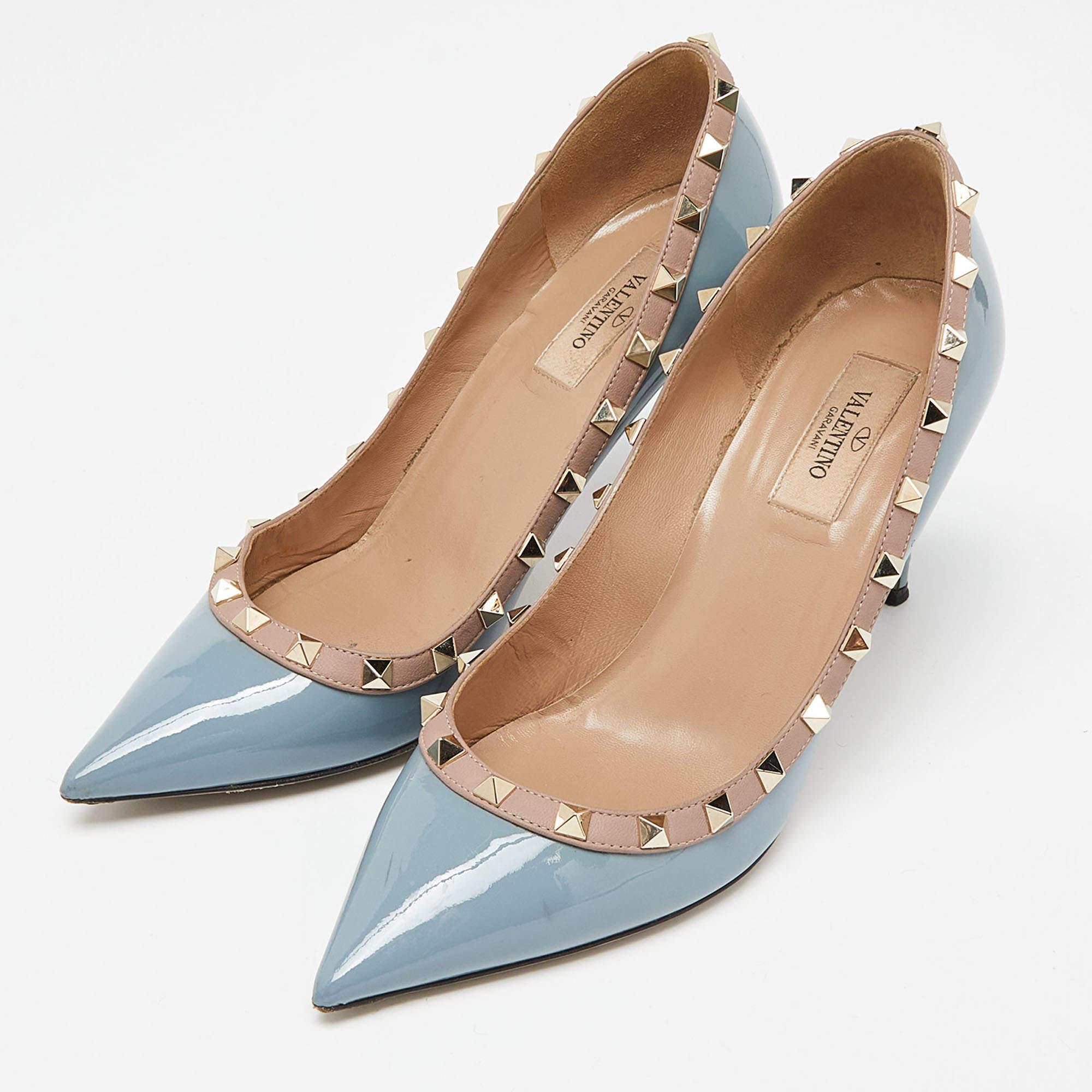 The elegantly placed Rockstuds on the outline of this pair of Valentino pumps make it captivating. Crafted from leather, it is perfectly raised on 11cm heels and cut into a pointed-toe silhouette.

