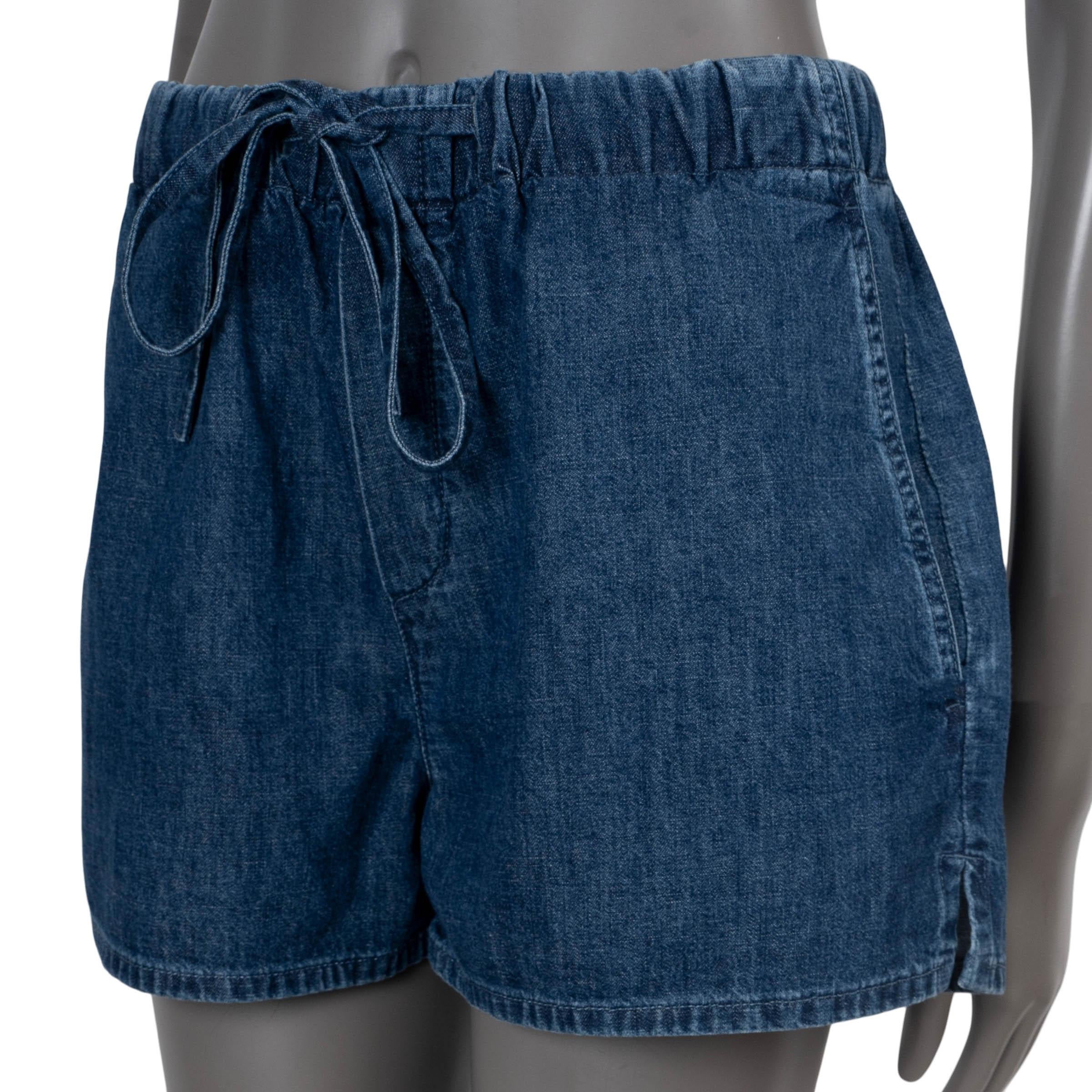 Ce short en denim 100% authentique Valentino est confectionné en coton bleu moyen (100%). Ils présentent une silhouette décontractée avec une taille élastiquée à cordon de serrage pour un confort sans effort. Deux poches obliques sur les côtés sont
