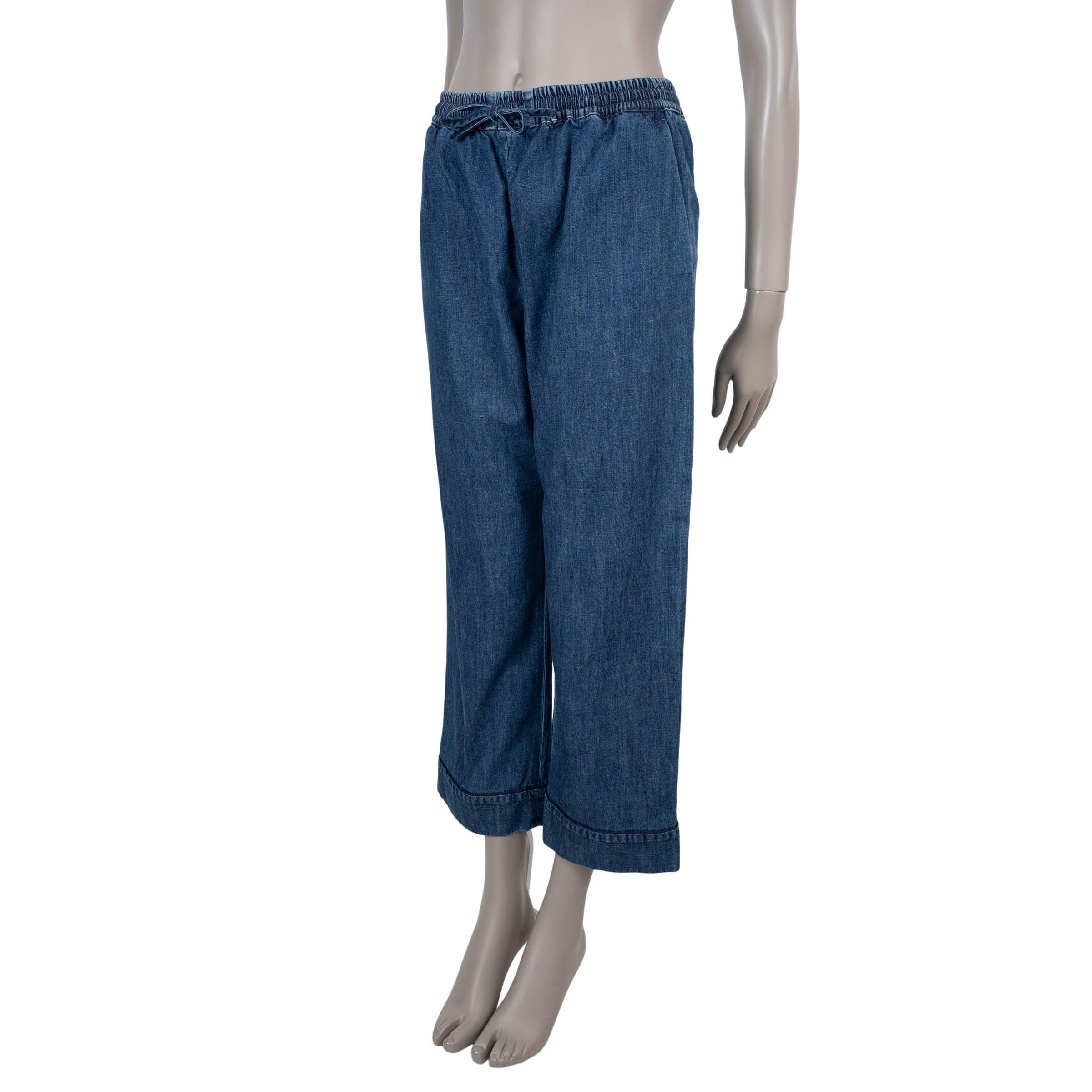Ce pantalon 100% authentique de Valentino est confectionné en denim de coton bleu moyen. Conçues avec une silhouette décontractée à jambe large, elles présentent une longueur réduite et des poignets repliés pour un aspect à la fois ajusté et