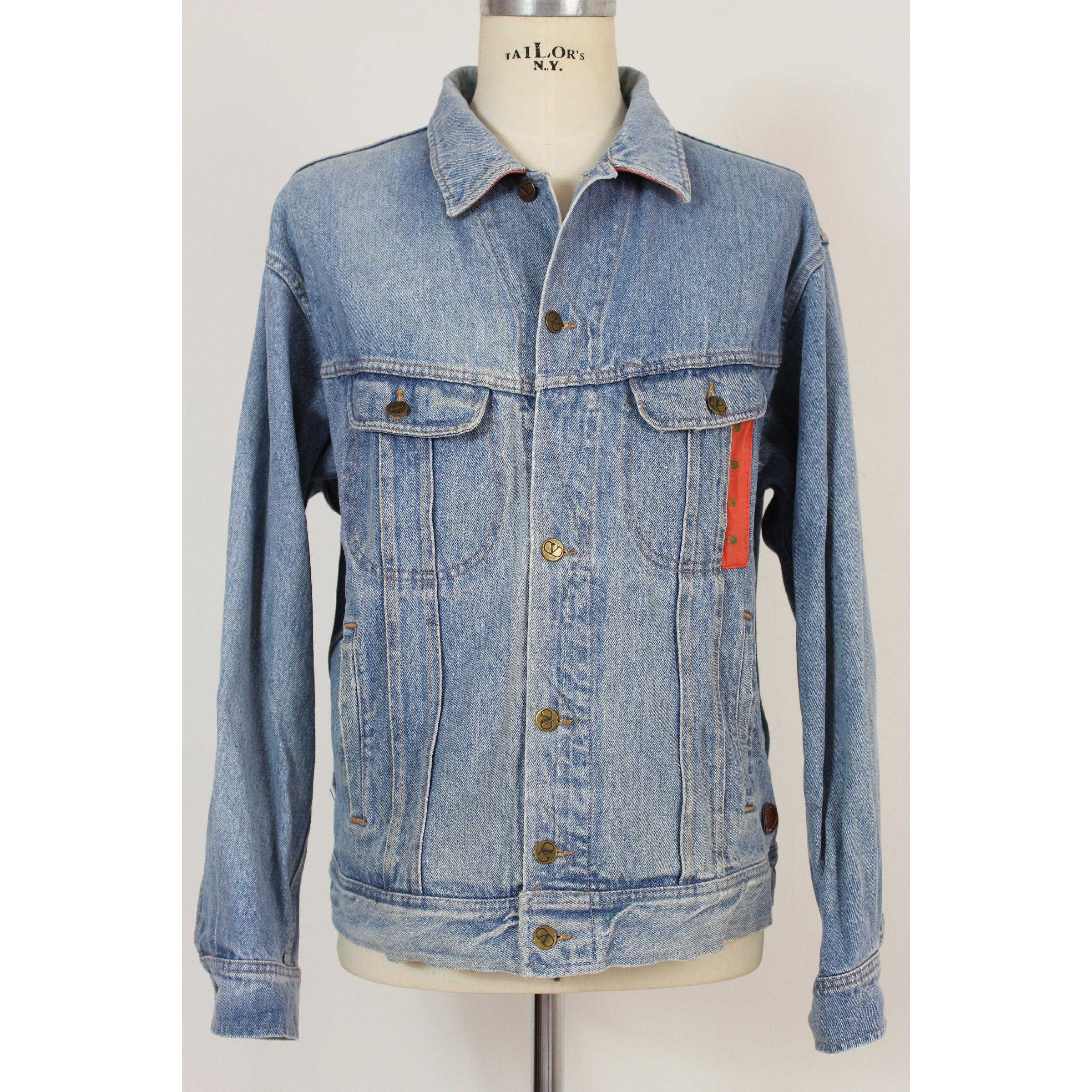 Valentino 80s vintage men's denim jacket. Light blue color, 100% cotton, wide pattern, colored insert, chest and hip pockets. Made in Italy. Very good vintage conditions, some small spots like in the picture. Not visible once worn.

Size: 48 It 38
