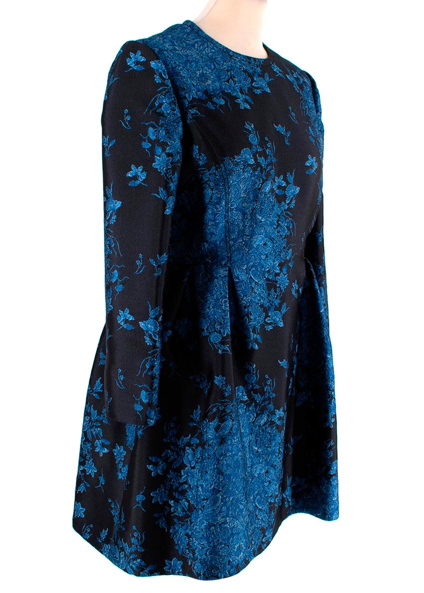  Mini Vestido Valentino Azul Brocado Delft
 

 - Minivestido de cuello redondo y manga larga con un brocado floral azul integral inspirado en los jarrones de Delft
 - Cintura ceñida y falda con un pliegue profundo en la parte delantera y trasera de