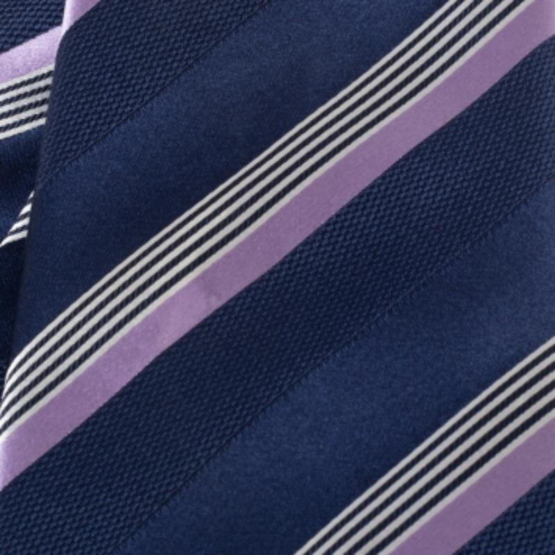 Diese Valentino Krawatte ist ein perfektes formelles Accessoire, das einen scharfen und modernen Appeal hat. Es ist aus Seide gefertigt, hat einen blauen Farbton, verschlungene Muster und das Markenlabel, das auf der Rückseite aufgenäht ist. Er