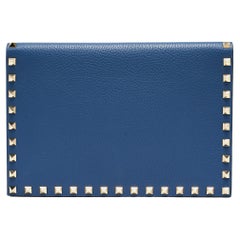 Valentino Blaue Clutch aus genarbtem Leder mit Nieten und Klappe