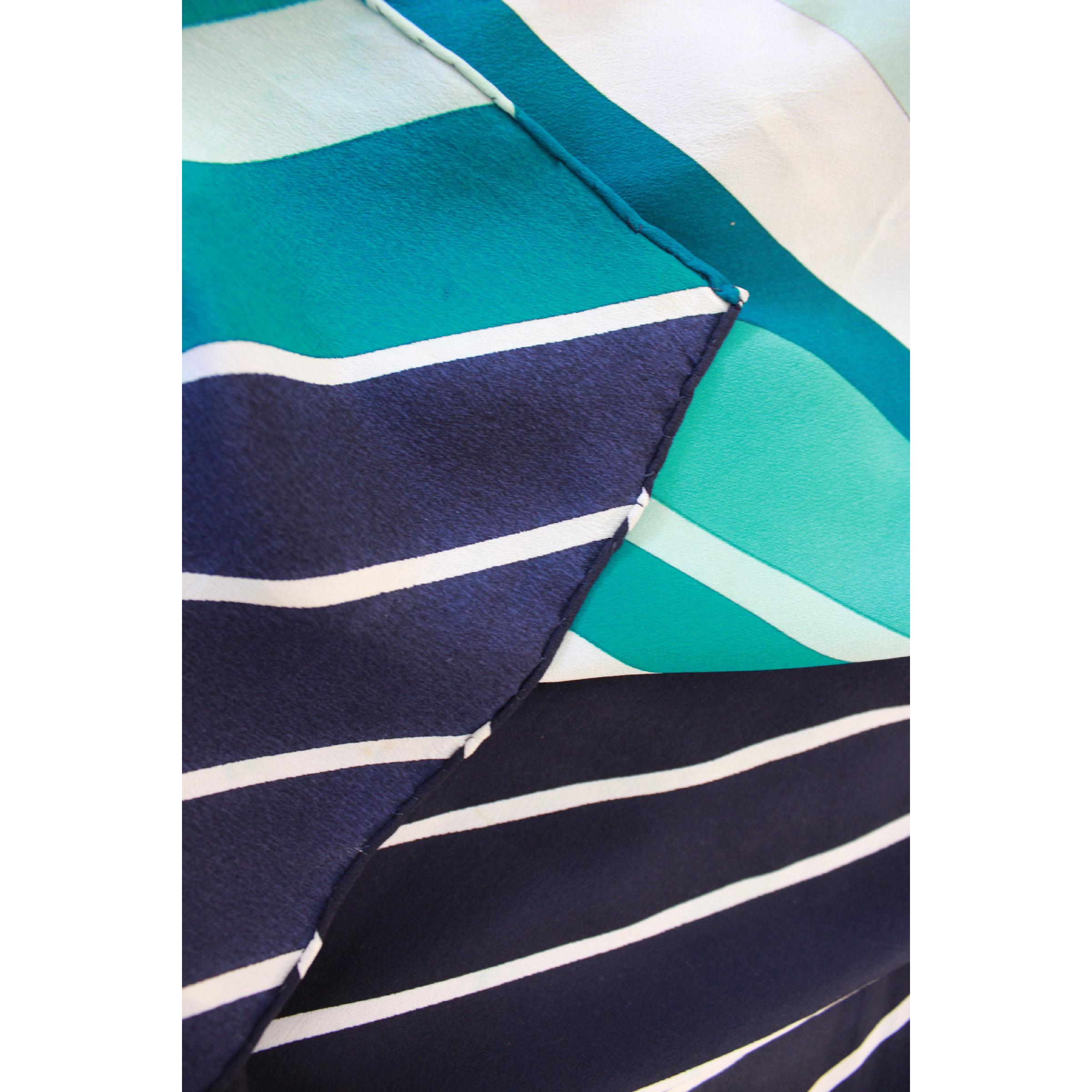Vintage Valentino scarf. Blue, green and white striped, 100% silk. 80s. Made in Italy. Very good vintage condition, some stains present. 

Measures: 86 x 86 cm