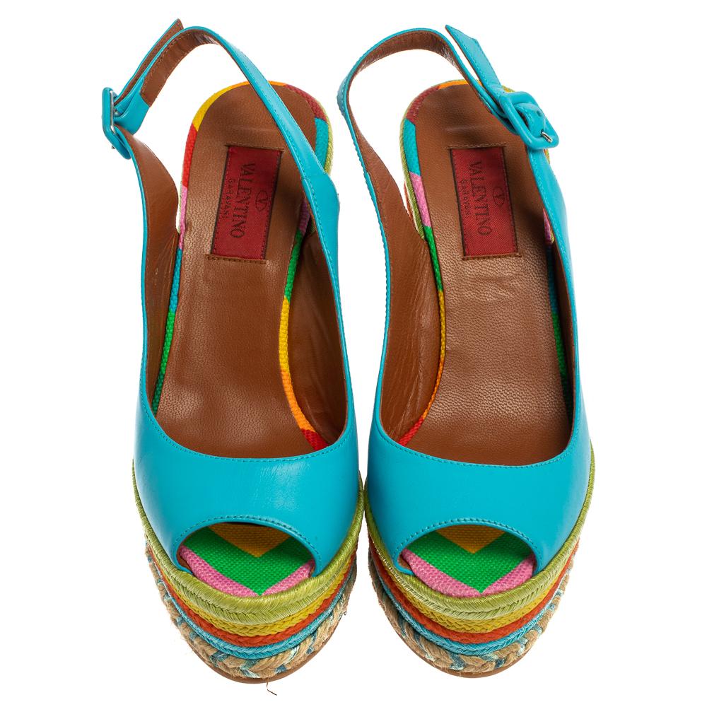 Absolutely on-trend and easy to flaunt, this pair of sandals by Valentino is a true stunner. The blue sandals have been crafted from leather and styled with peep toes and slingbacks with buckle fastenings. They are elevated on rainbow-hued 10 cm