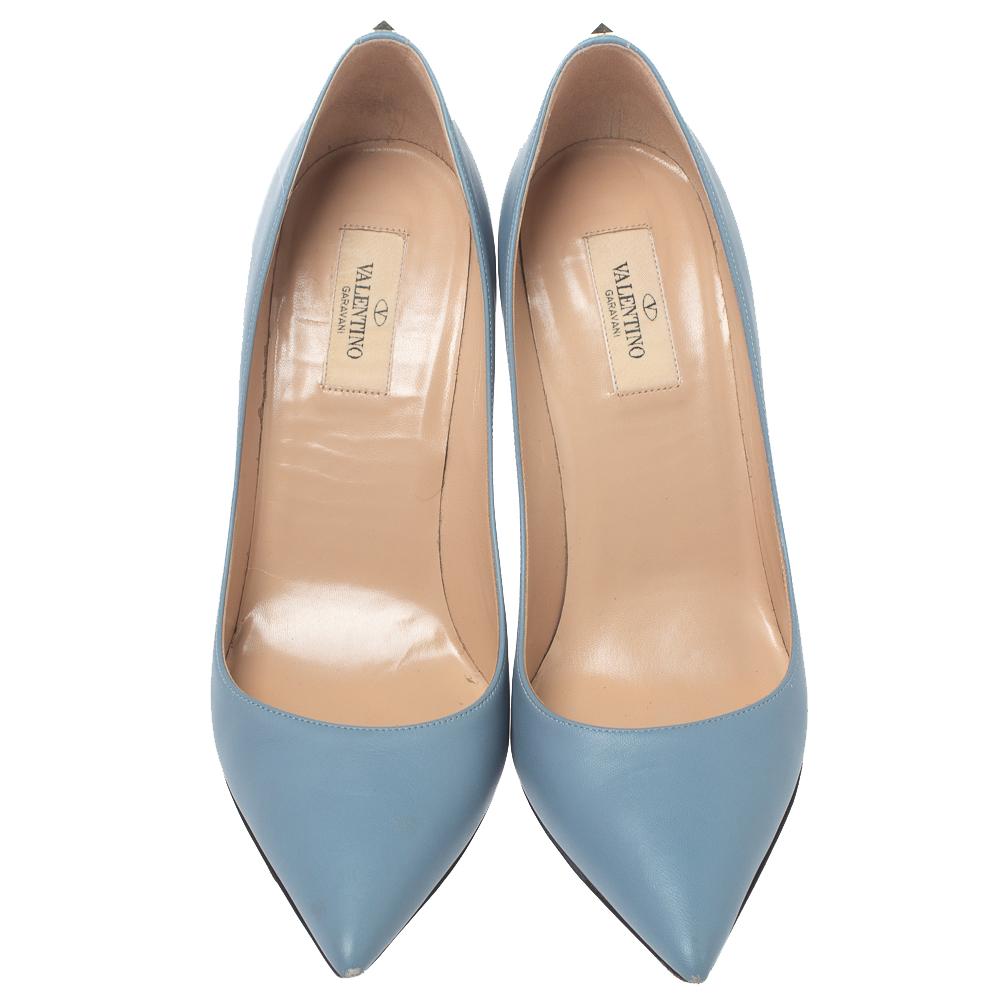 Valentino's pumps are designed in leather with 10 cm high heels, Rockstud detail on the counters, and pointed toes. They make a perfect partner to trousers or pantsuits as the blue shade beautifully peeps out of the hemline. Carry a matching clutch