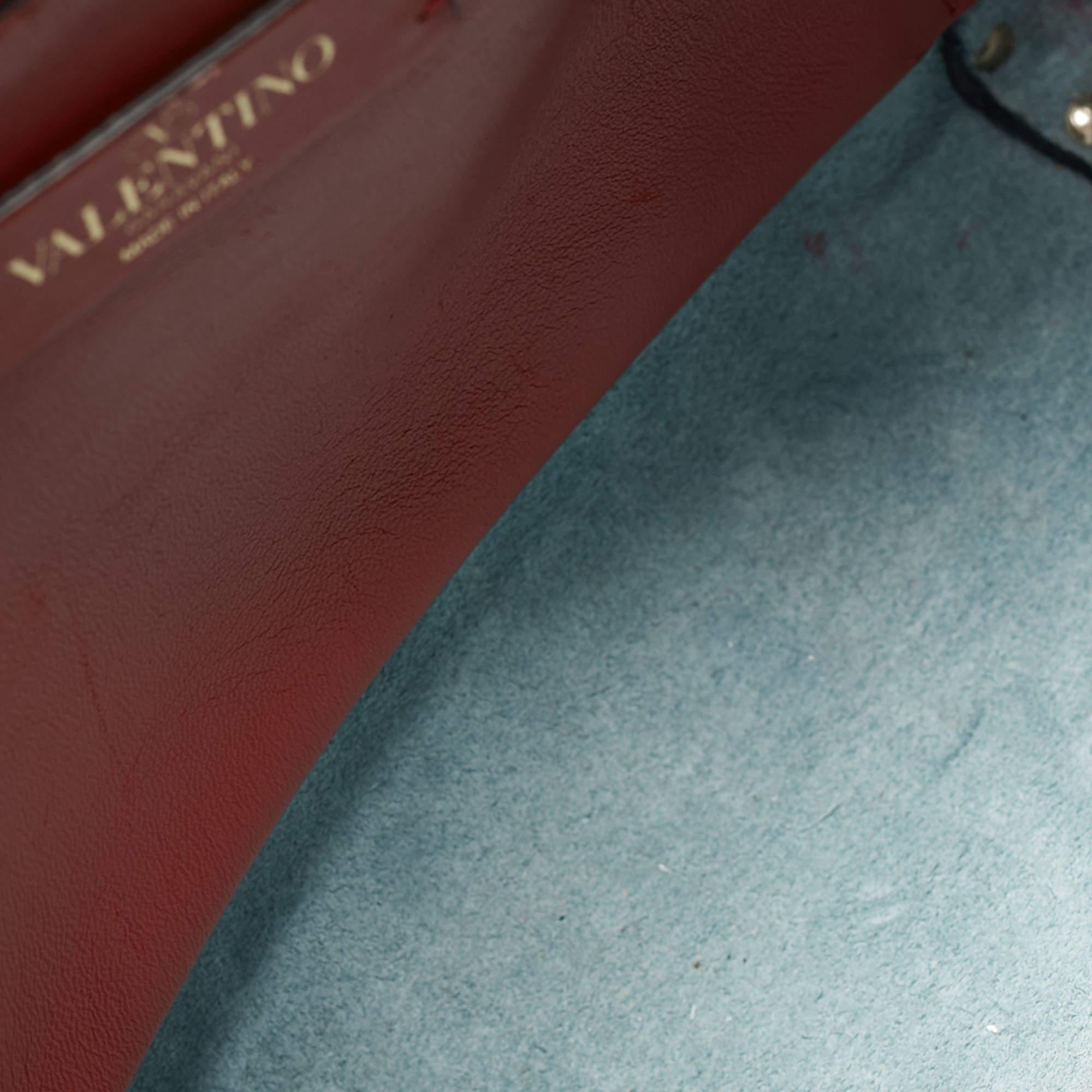 Valentino Blaue Leder Rockstud Flip Lock Flap Messenger Bag im Angebot 8