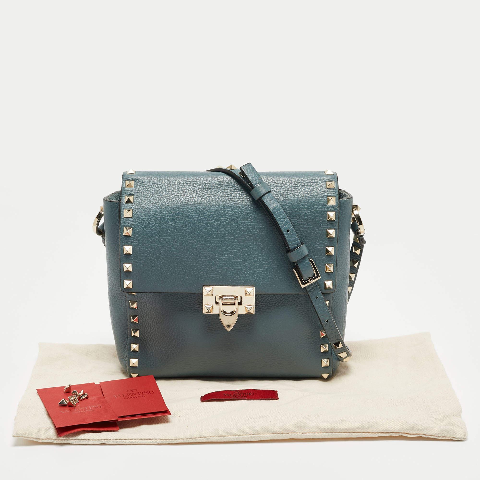 Valentino Blaue Leder Rockstud Flip Lock Flap Messenger Bag im Angebot 14