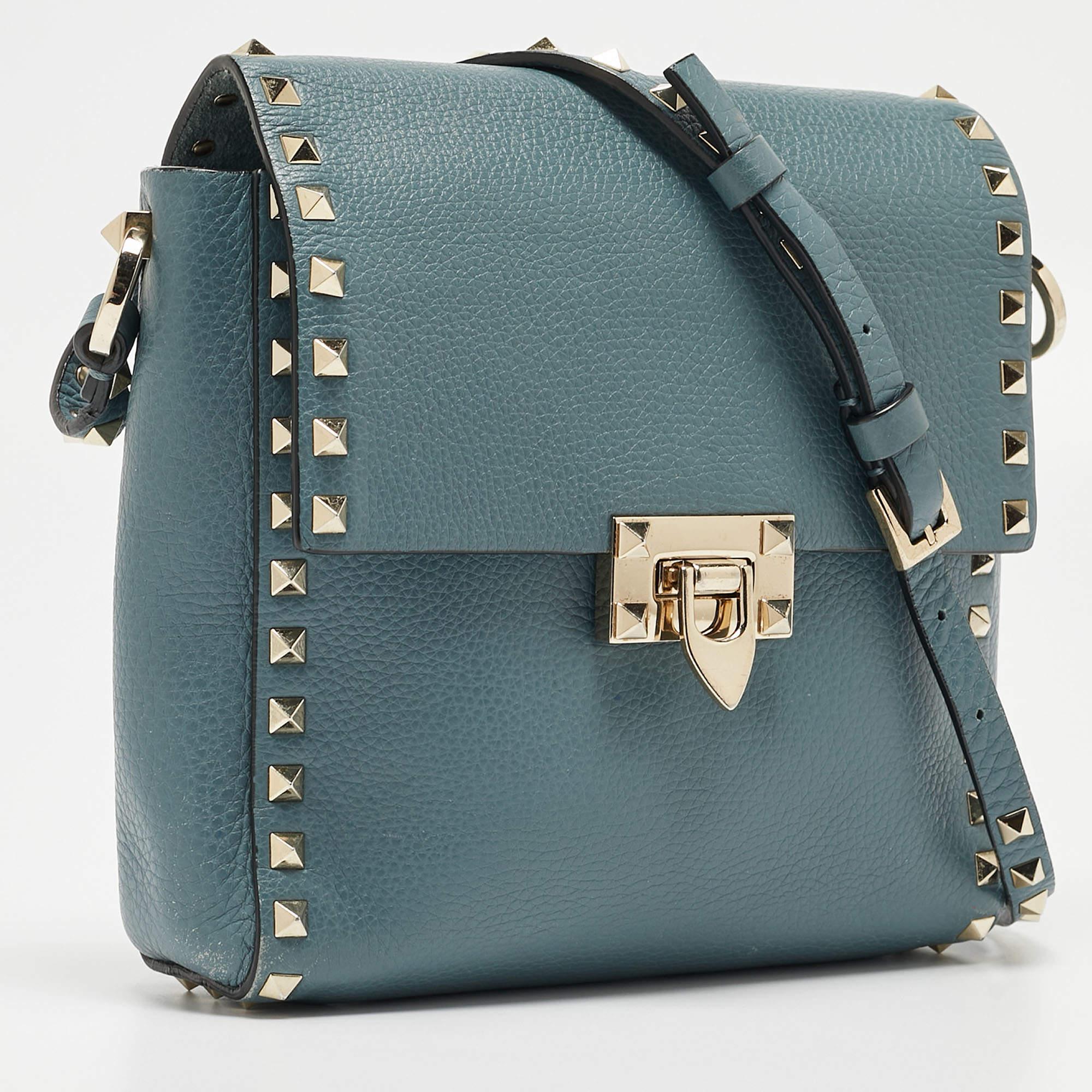 Valentino Blaue Leder Rockstud Flip Lock Flap Messenger Bag Damen im Angebot