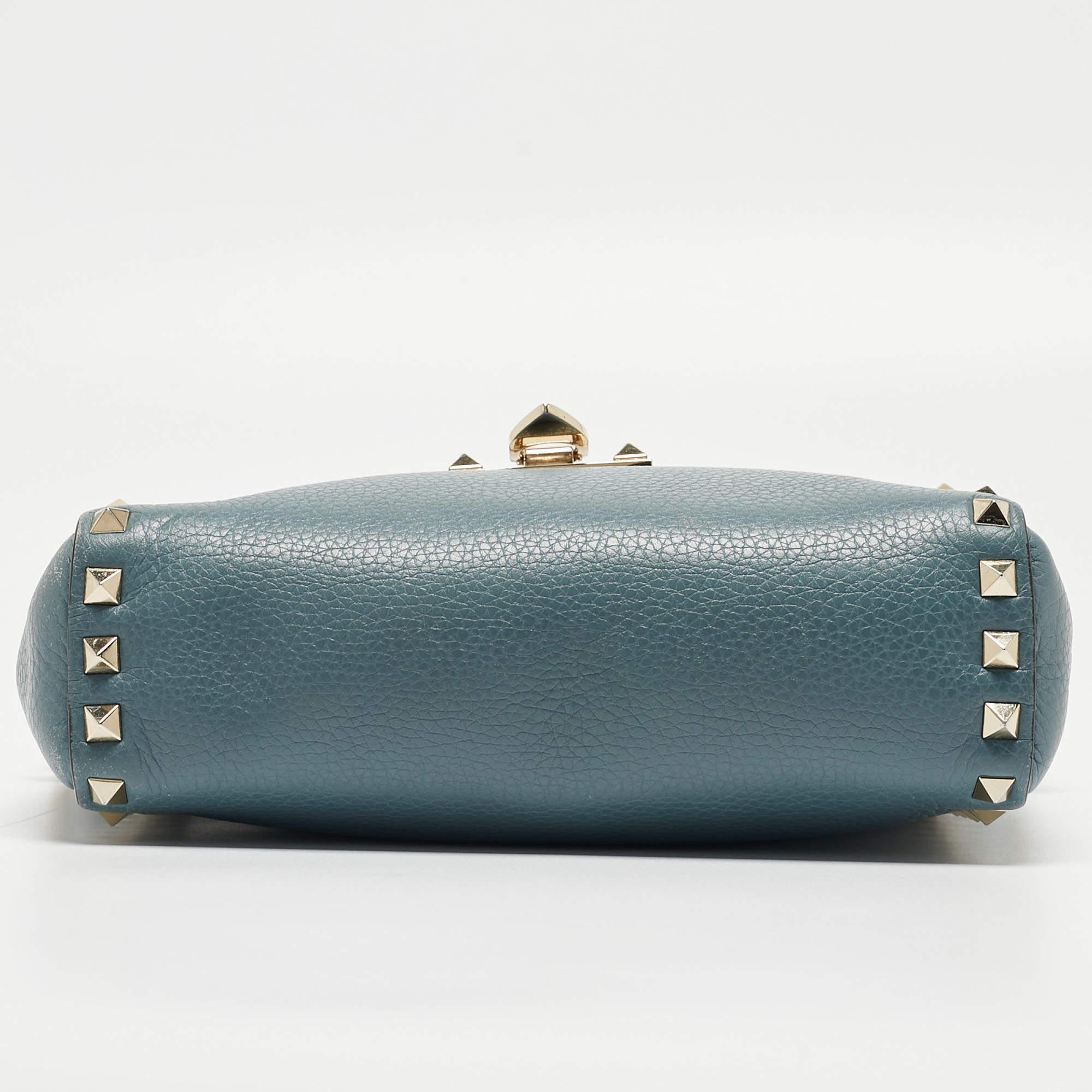 Valentino Blaue Leder Rockstud Flip Lock Flap Messenger Bag im Angebot 1