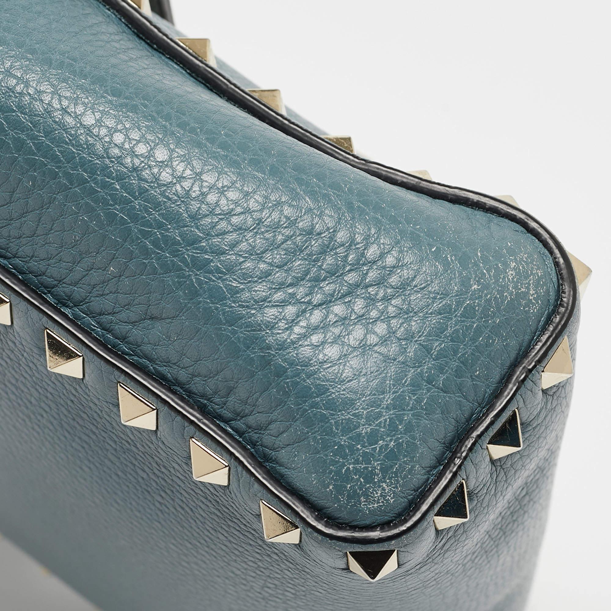 Valentino Blaue Leder Rockstud Flip Lock Flap Messenger Bag im Angebot 2