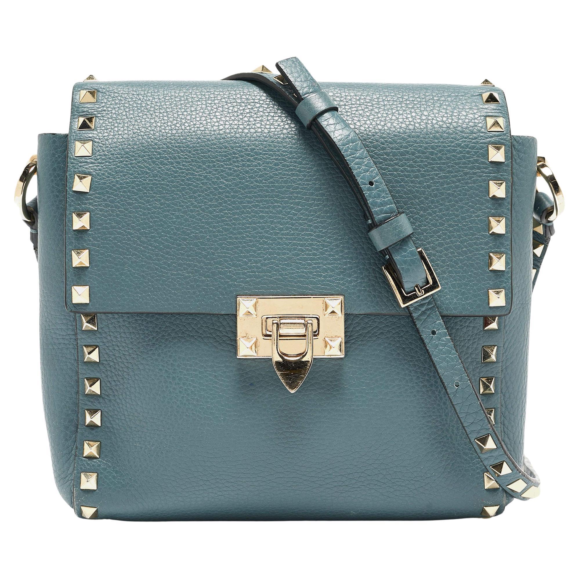 Valentino Blaue Leder Rockstud Flip Lock Flap Messenger Bag im Angebot