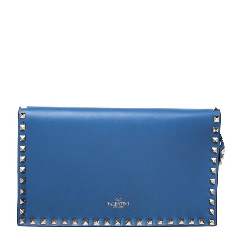 This Valentino leather wristlet clutch is a statement piece to add to your closet. Designed to deliver effortless style and glamour, it is crafted in Italy from quality leather. It comes in a lovely shade of blue and is accented with the brand's