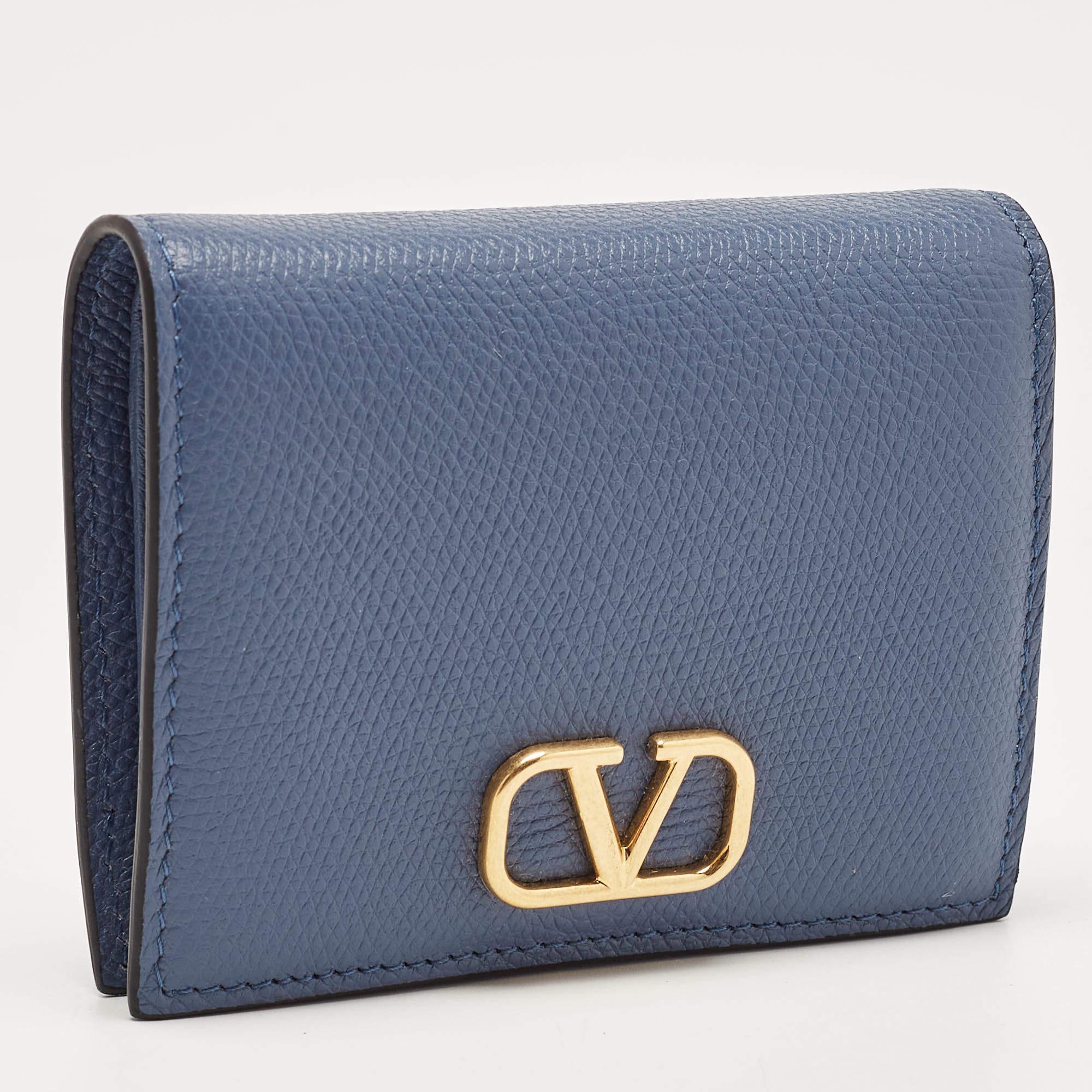 This wallet is conveniently designed for everyday use. It comes with a well-structured interior for you to neatly arrange your cards and cash. This stylish piece is complete with a sleek appeal.

