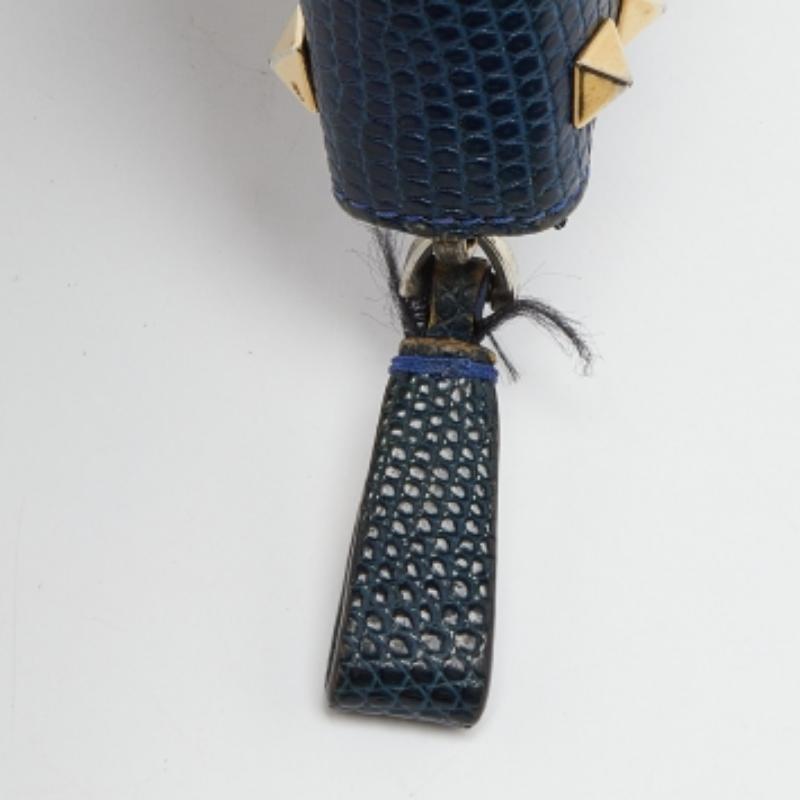 Valentino - Portefeuille zippé Rockstud en lézard bleu État moyen - En vente à Dubai, Al Qouz 2
