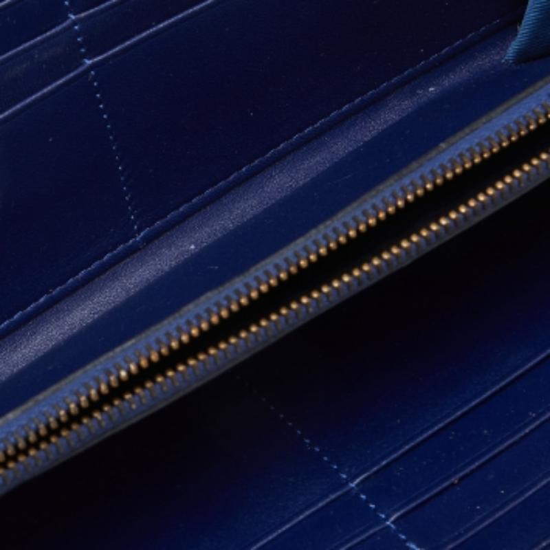 Valentino - Portefeuille zippé Rockstud en lézard bleu Pour femmes en vente