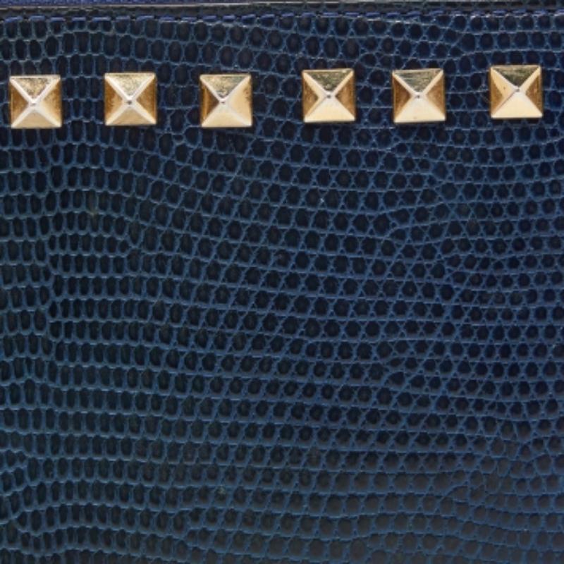 Valentino - Portefeuille zippé Rockstud en lézard bleu en vente 1
