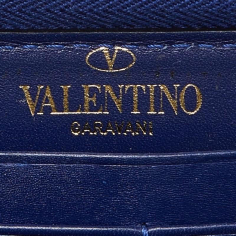 Valentino - Portefeuille zippé Rockstud en lézard bleu en vente 2