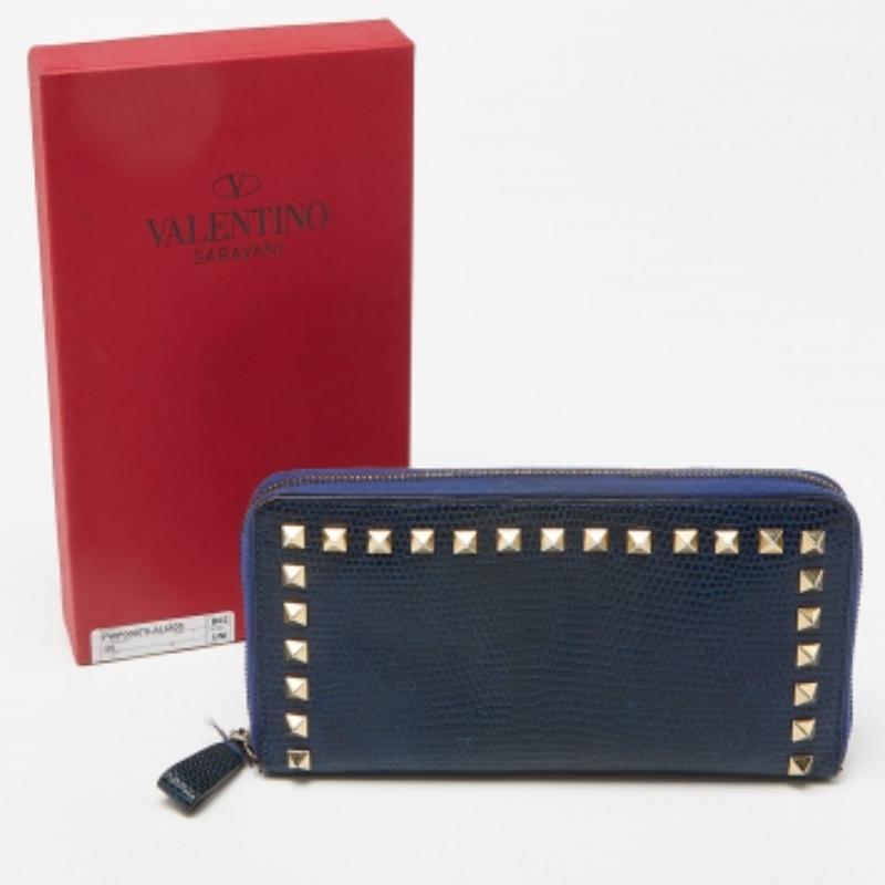 Valentino - Portefeuille zippé Rockstud en lézard bleu en vente 4