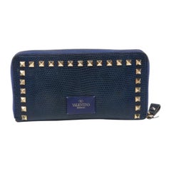Valentino - Portefeuille zippé Rockstud en lézard bleu