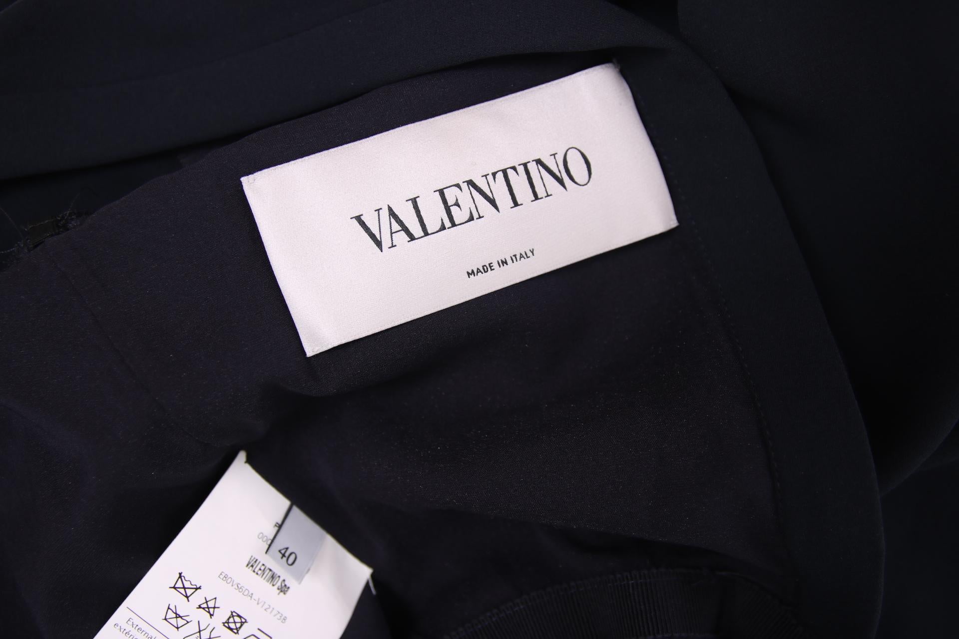 Valentino Blue Navy Silk Gown w/Keyhole Neckline & Open Back In Excellent Condition For Sale In Studio City, CA