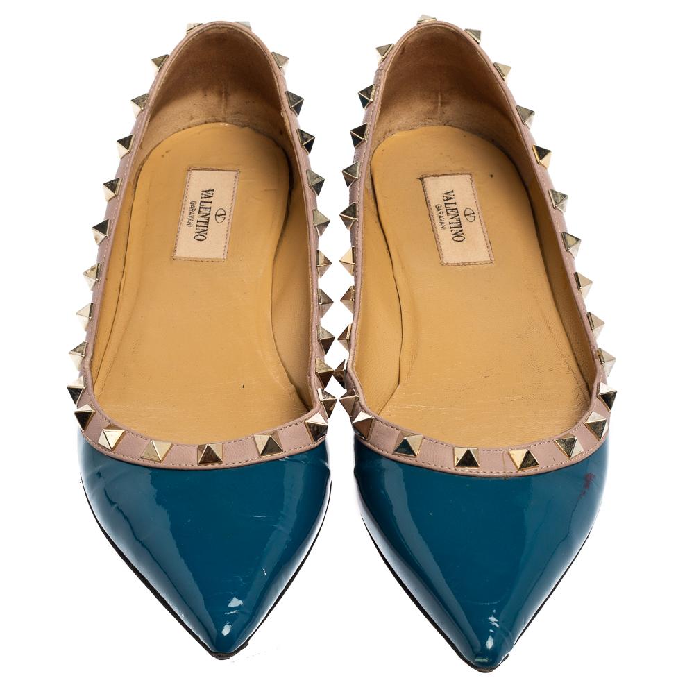 These ballet flats by Valentino are made of blue patent leather and feature pointed toes and Rockstud accents. They are lined well and set atop durable soles for lasting wear.

