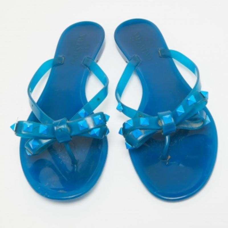 Sandalias planas Rockstud de caucho azul Valentino talla 38 en venta 5