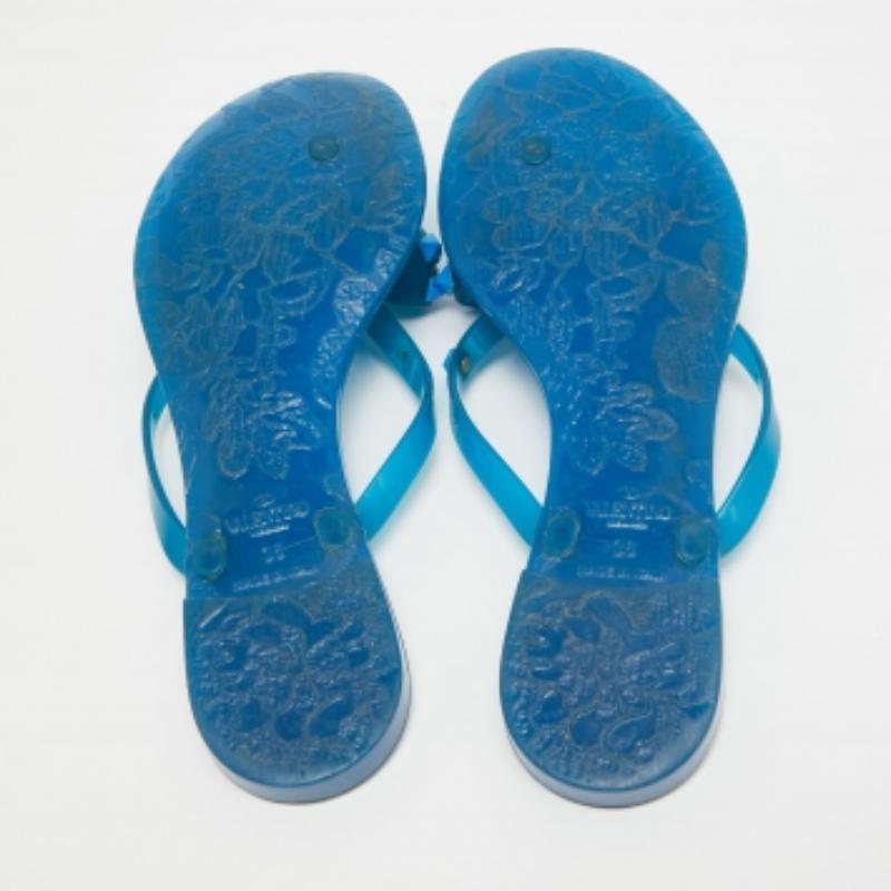 Sandalias planas Rockstud de caucho azul Valentino talla 38 en Bastante bueno estado para la venta en Dubai, Al Qouz 2