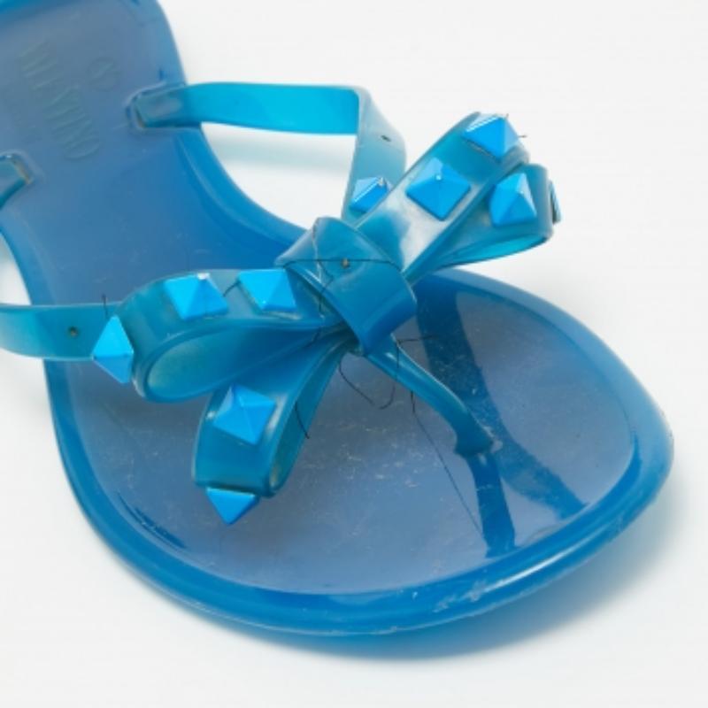 De las mujeres Sandalias planas Rockstud de caucho azul Valentino talla 38 en venta