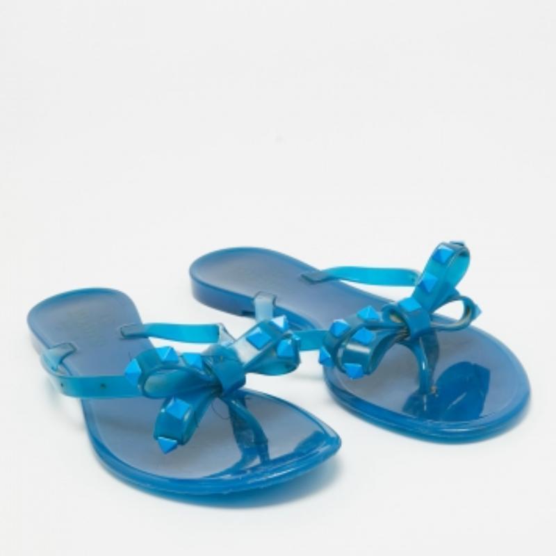 Sandalias planas Rockstud de caucho azul Valentino talla 38 en venta 1