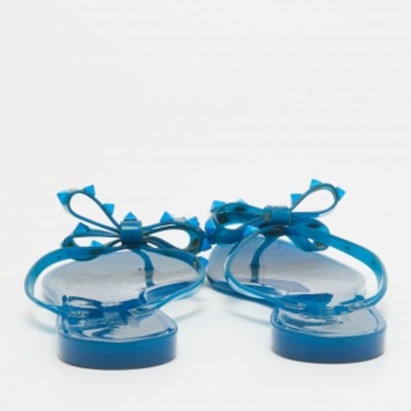 Sandalias planas Rockstud de caucho azul Valentino talla 38 en venta 3