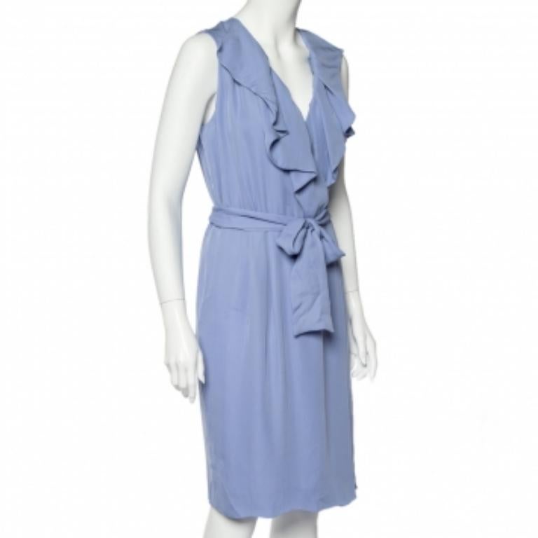 Cette robe intemporelle de la maison Valentino est un incontournable de la garde-robe. Confectionnée en soie bleue, elle est rehaussée de volants et d'une ceinture enveloppante pour une coupe ajustée. Des talons à lanières et des accessoires