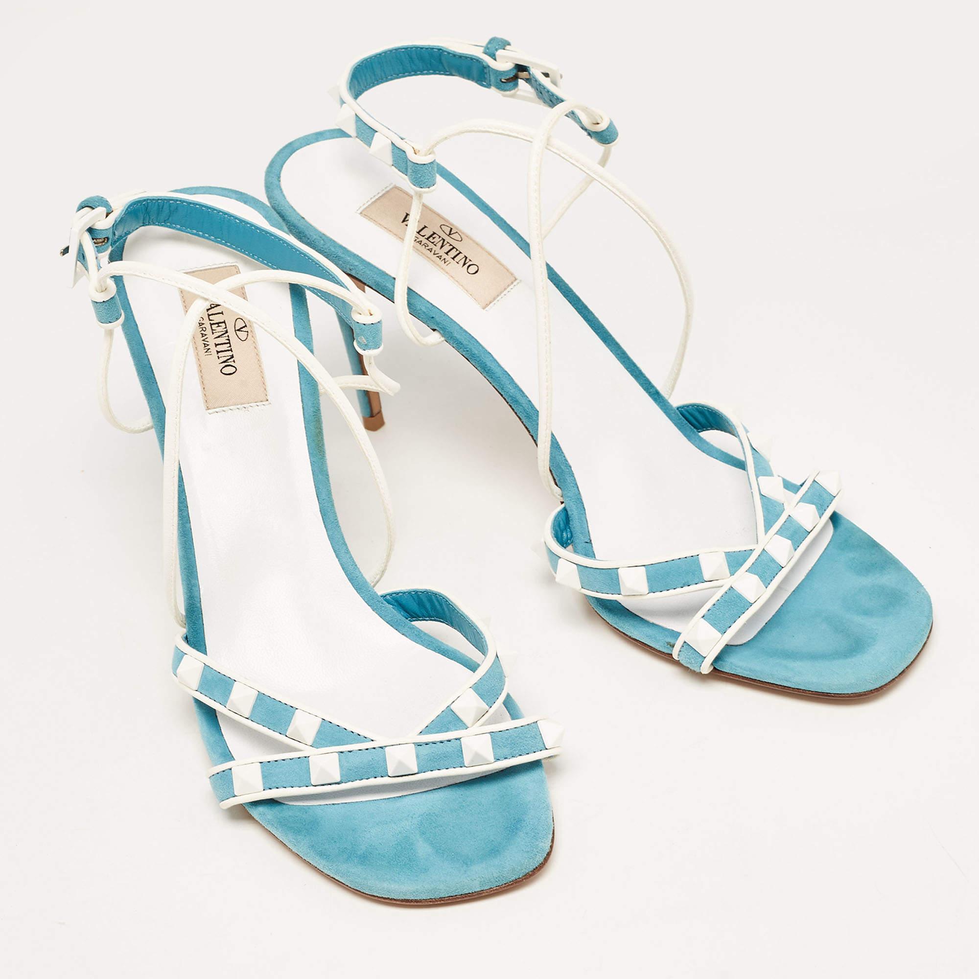 Valentino Bleu Suede Rockstud Ankle Wrap Sandals Size 40 Pour femmes en vente