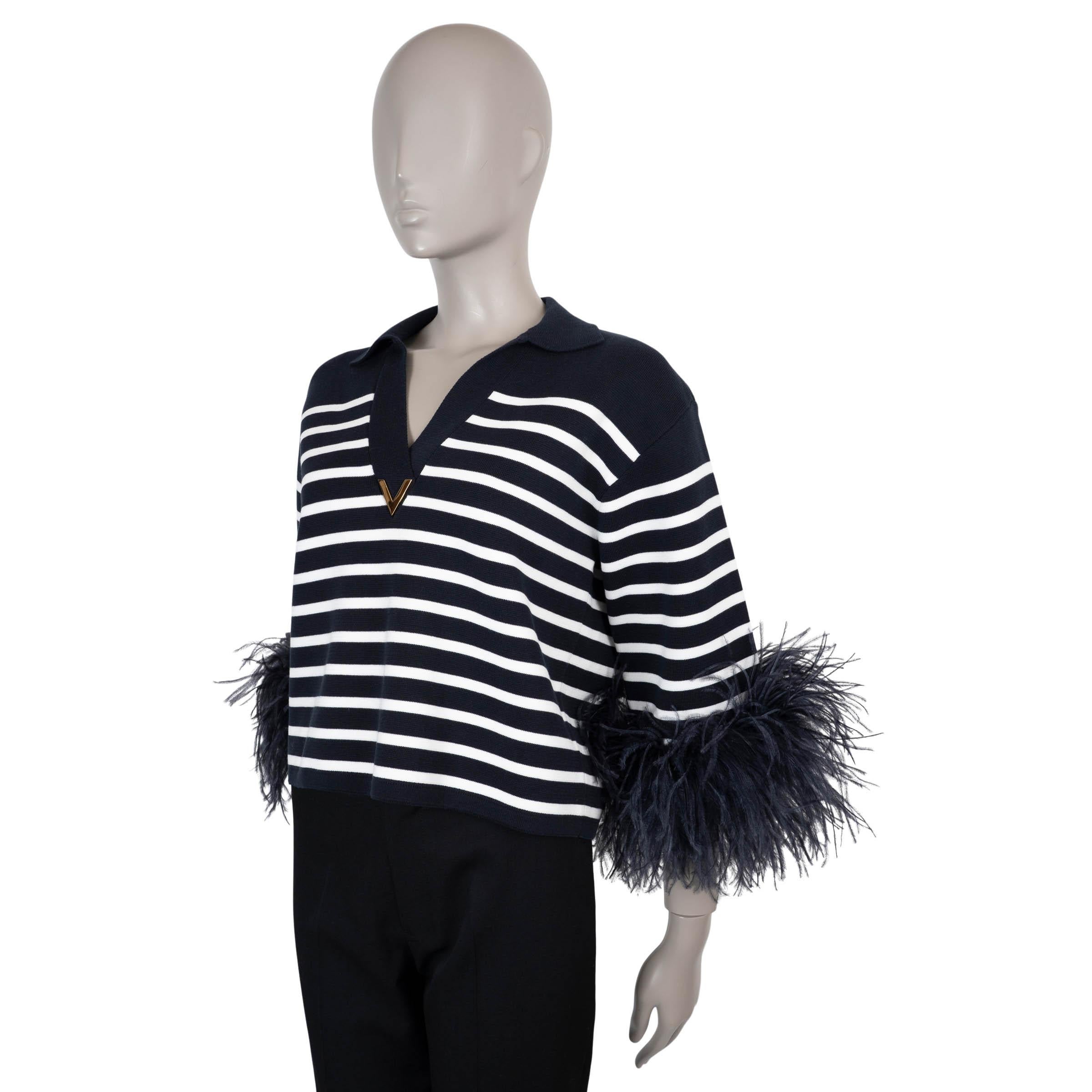 Ce pull polo Valentino 100% authentique est confectionné en coton rayé bleu marine et blanc (100% - veuillez noter que l'étiquette de contenu est manquante). Il présente une silhouette décontractée avec des épaules tombantes, un col polo et un