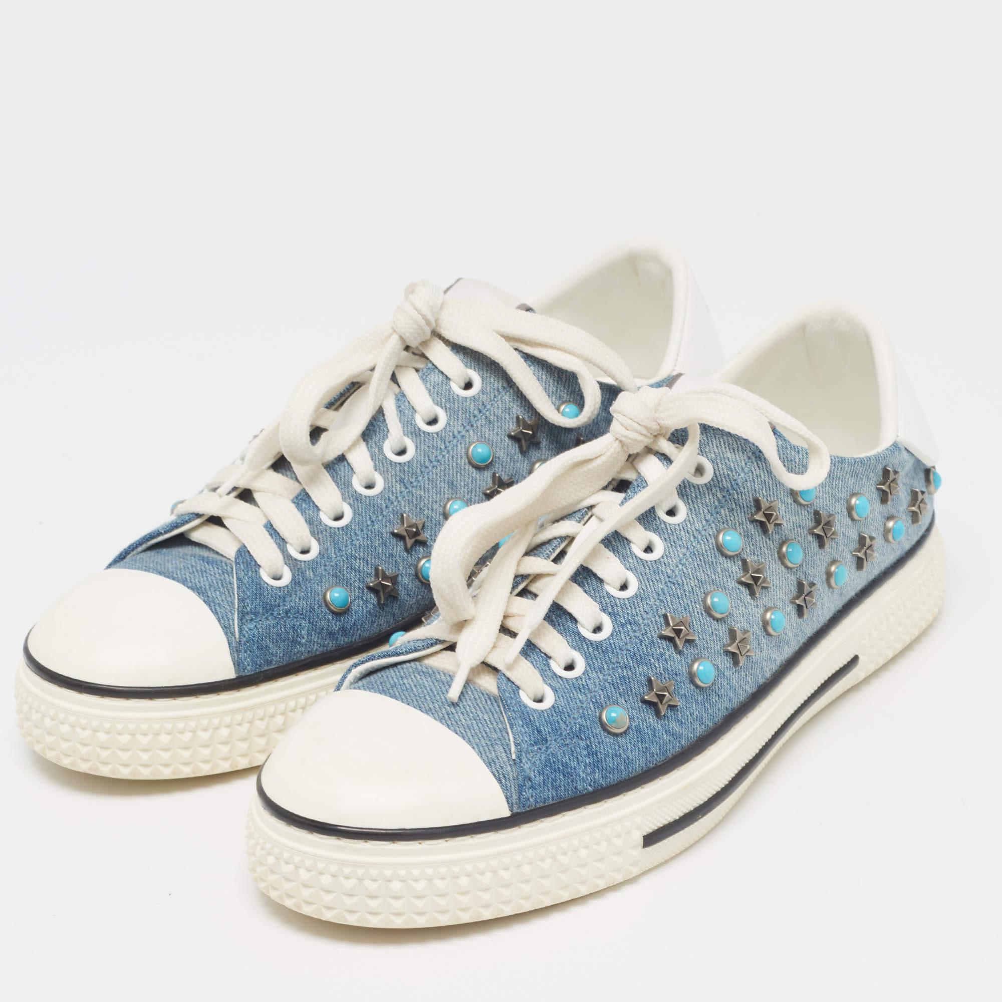 Donnez à votre tenue une touche chic avec cette paire de baskets de marque. La création est cousue à la perfection pour vous permettre de les porter pendant longtemps.