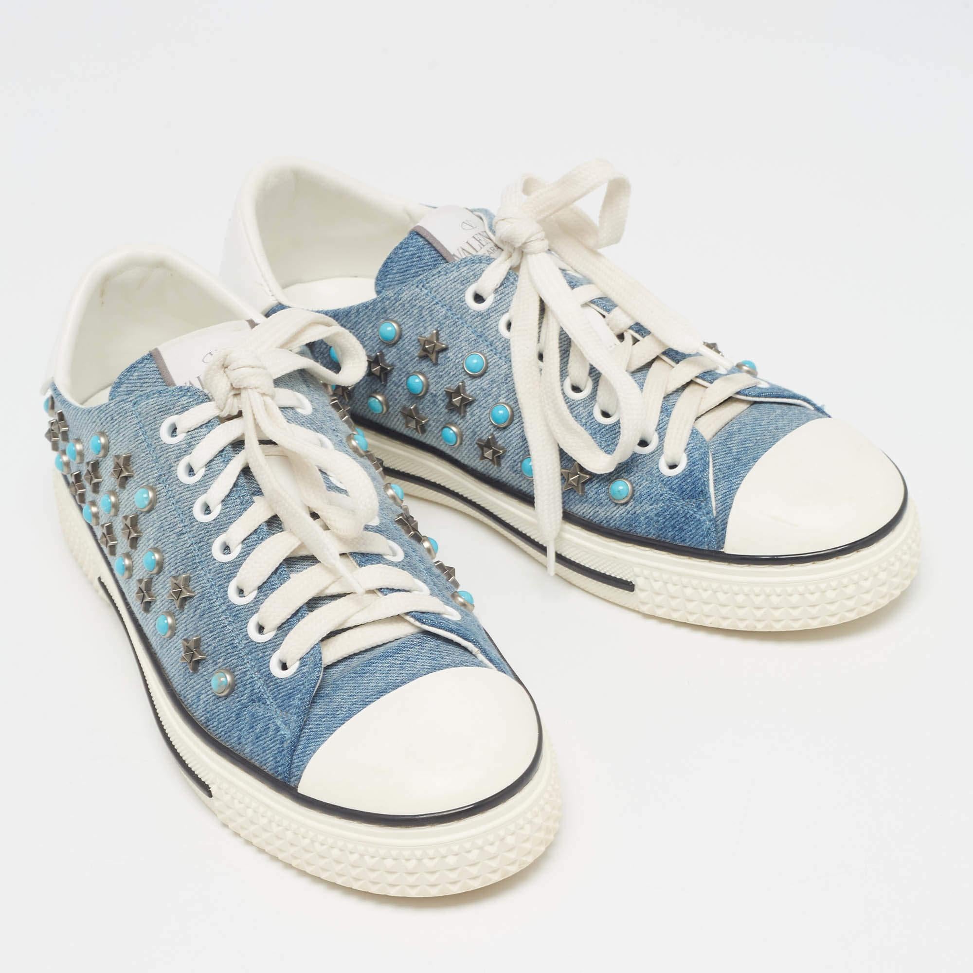 Valentino Baskets cloutées étoile en denim et cuir bleu/blanc taille 39 Bon état à Dubai, Al Qouz 2