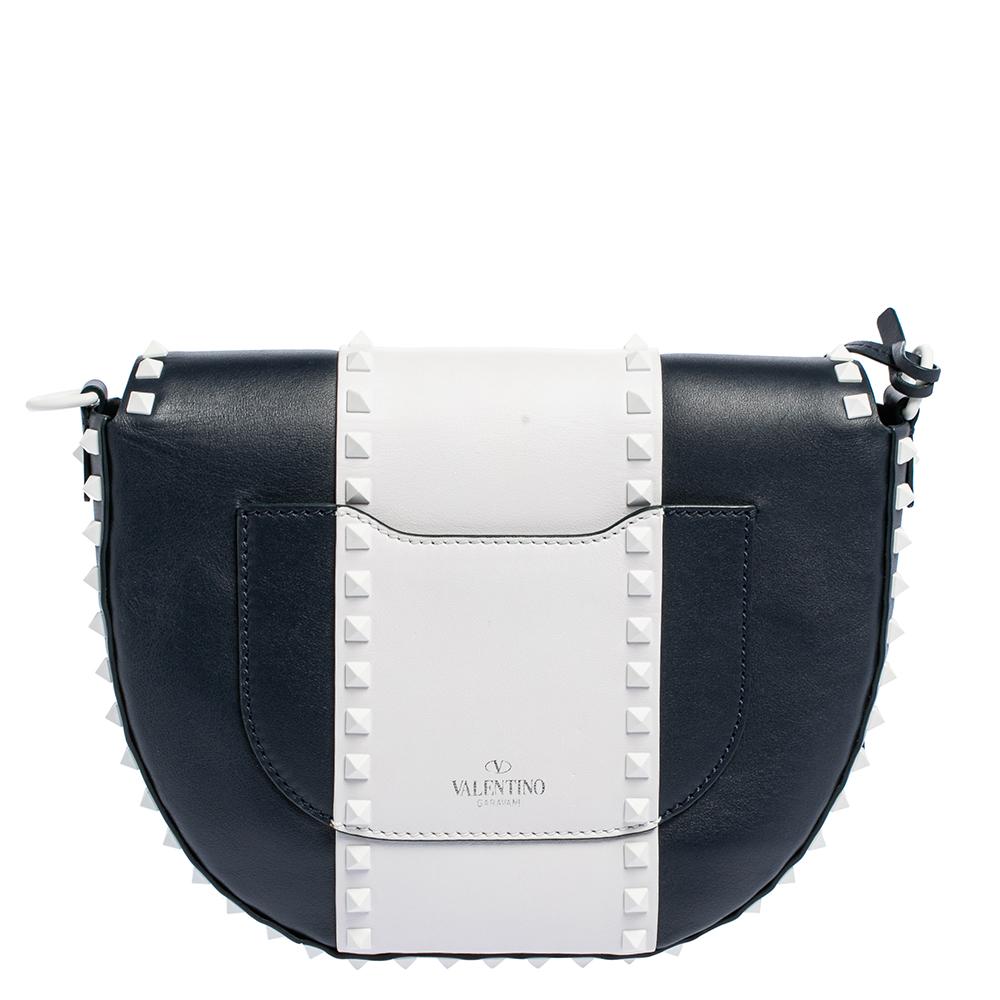 From the famous ‘Rockstud’ collection, this saddle bag by Valentino offers you a swift and stylish look. The blue & white colorway offers plenty of visual appeal and is fashioned with a shoulder strap and secured by a front flap. It is finished with