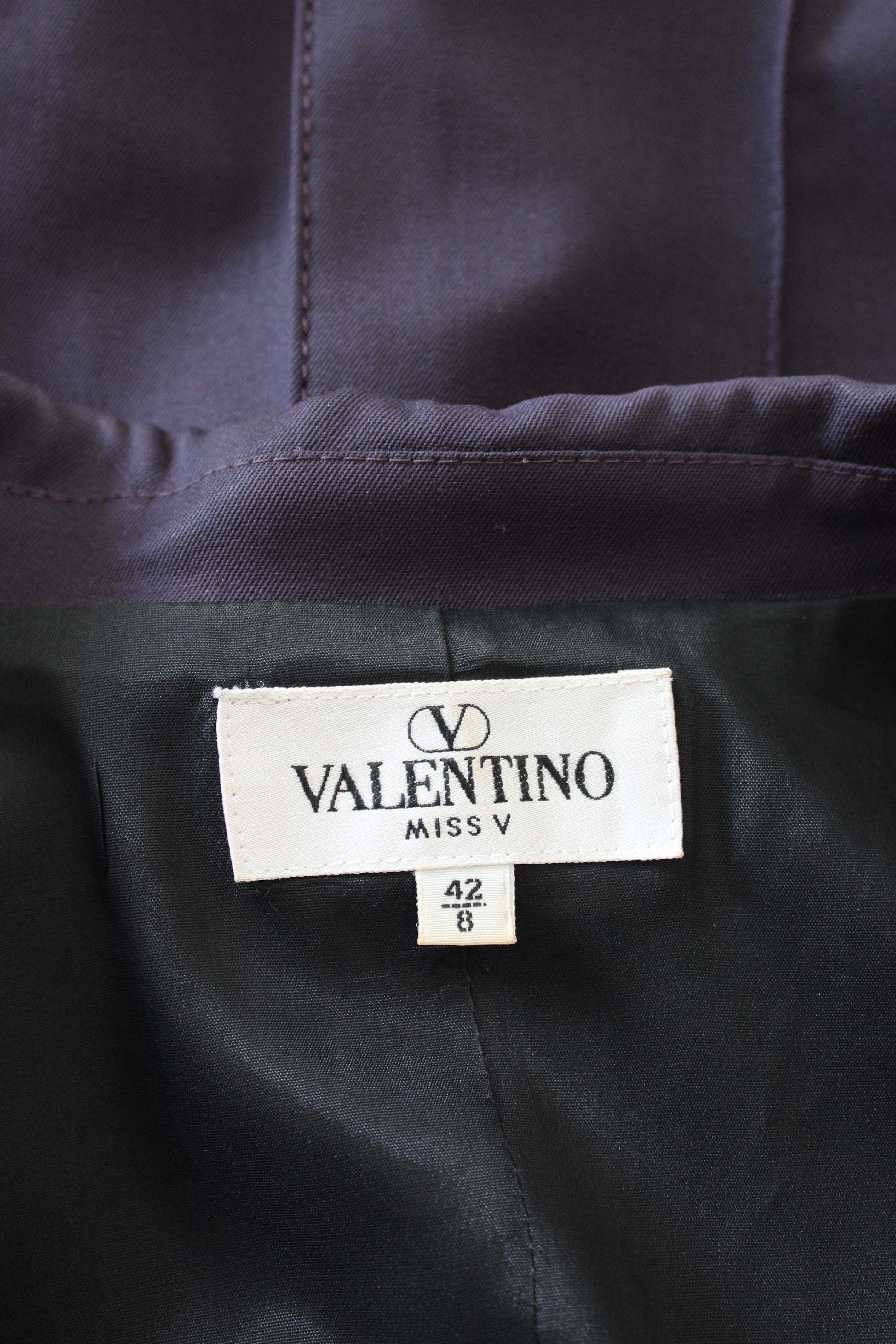 Valentino Miss V 90s vintage women's suit pants. Classic suit consisting of jacket and trousers. Fitted jacket with stitching along the length, high-waisted trousers. Blue color, 98% wool, 2% elastane fabric. Made in the USA.

Condition: