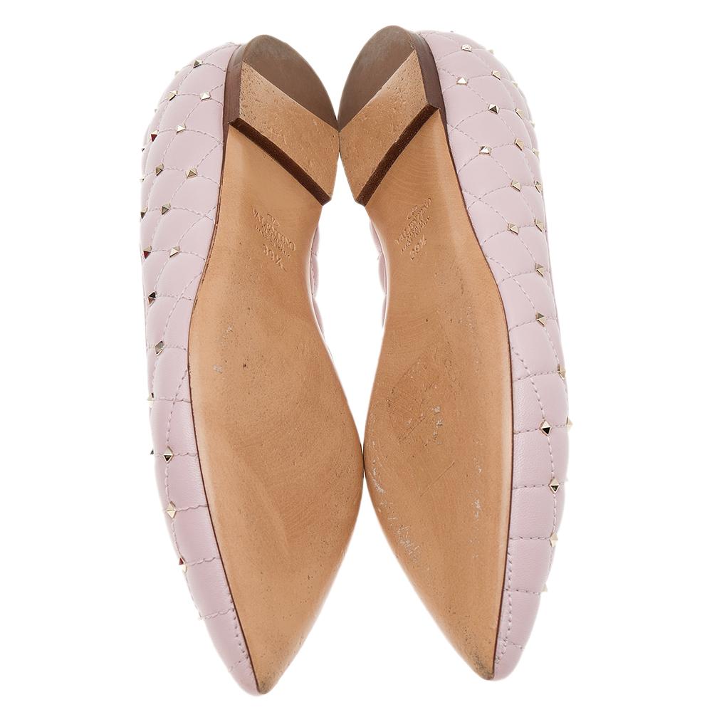 Valentino Blush Pink Quilted Leather Rockstud Pointed Toe Ballet Flats Size 39.5 In Good Condition In Dubai, Al Qouz 2