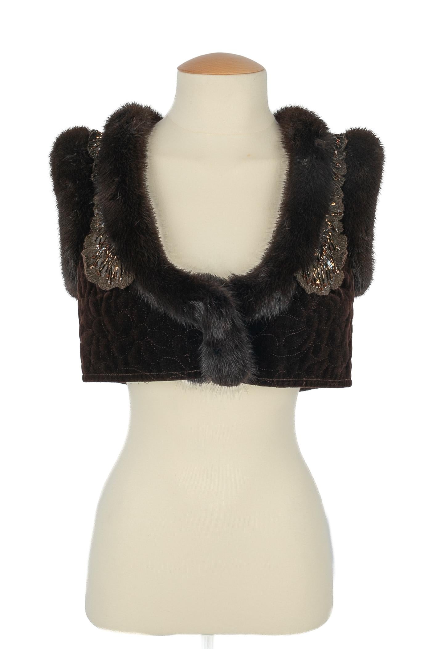 VALENTINO - (Made in Italy) Top bolero de terciopelo marrón ribeteado de piel y bordado con perlas y lentejuelas. Faltan las etiquetas de talla y composición, se ajusta a una 36FR.

Estado:
Muy buen estado

Dimensiones:
Pecho: 38 cm - Largo: 31