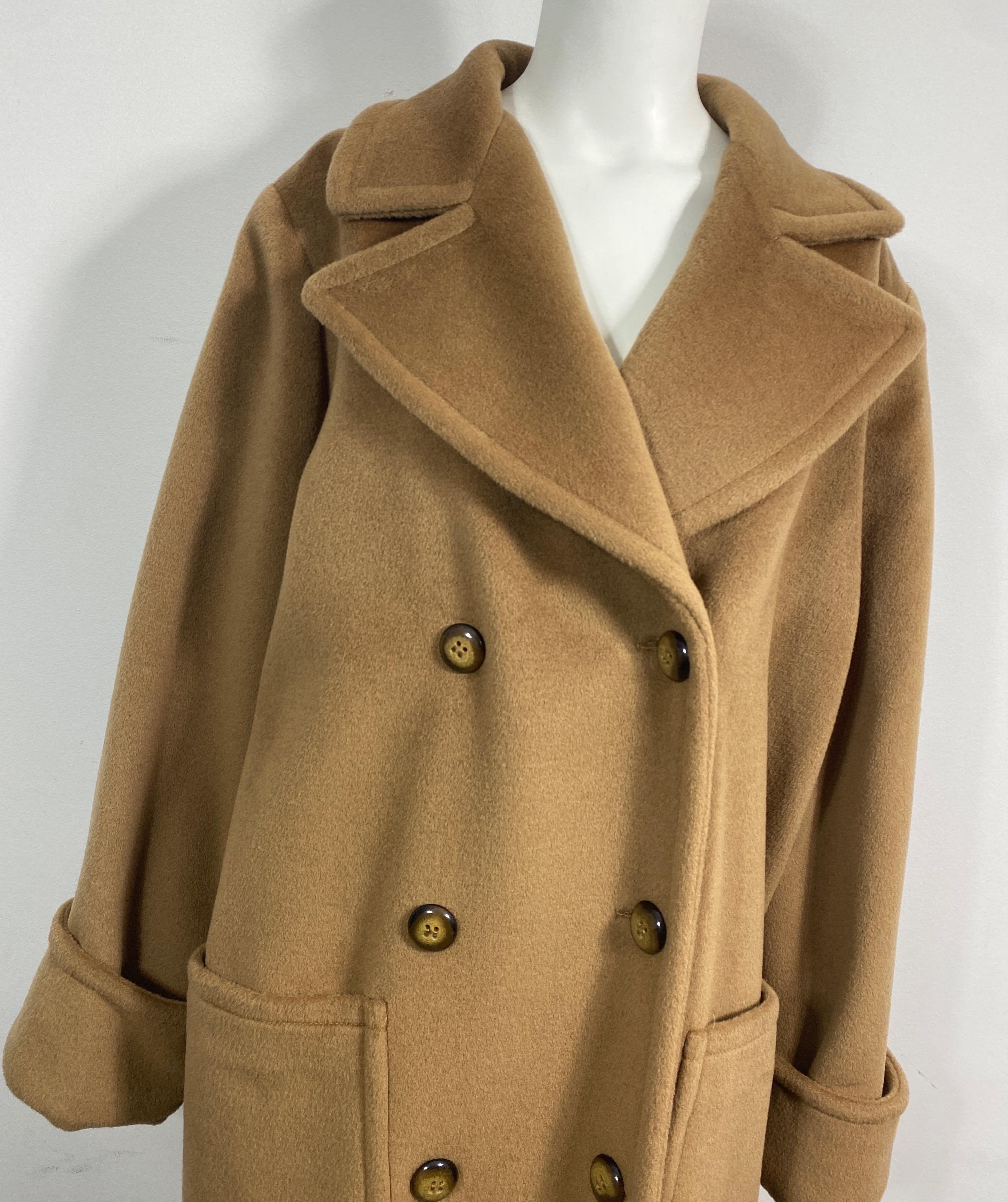 Valentino Boutique 1990’s Double Breasted Tan Cashmere Oversized Coat - Size 10 In Excellent Condition For Sale In West Palm Beach, FL