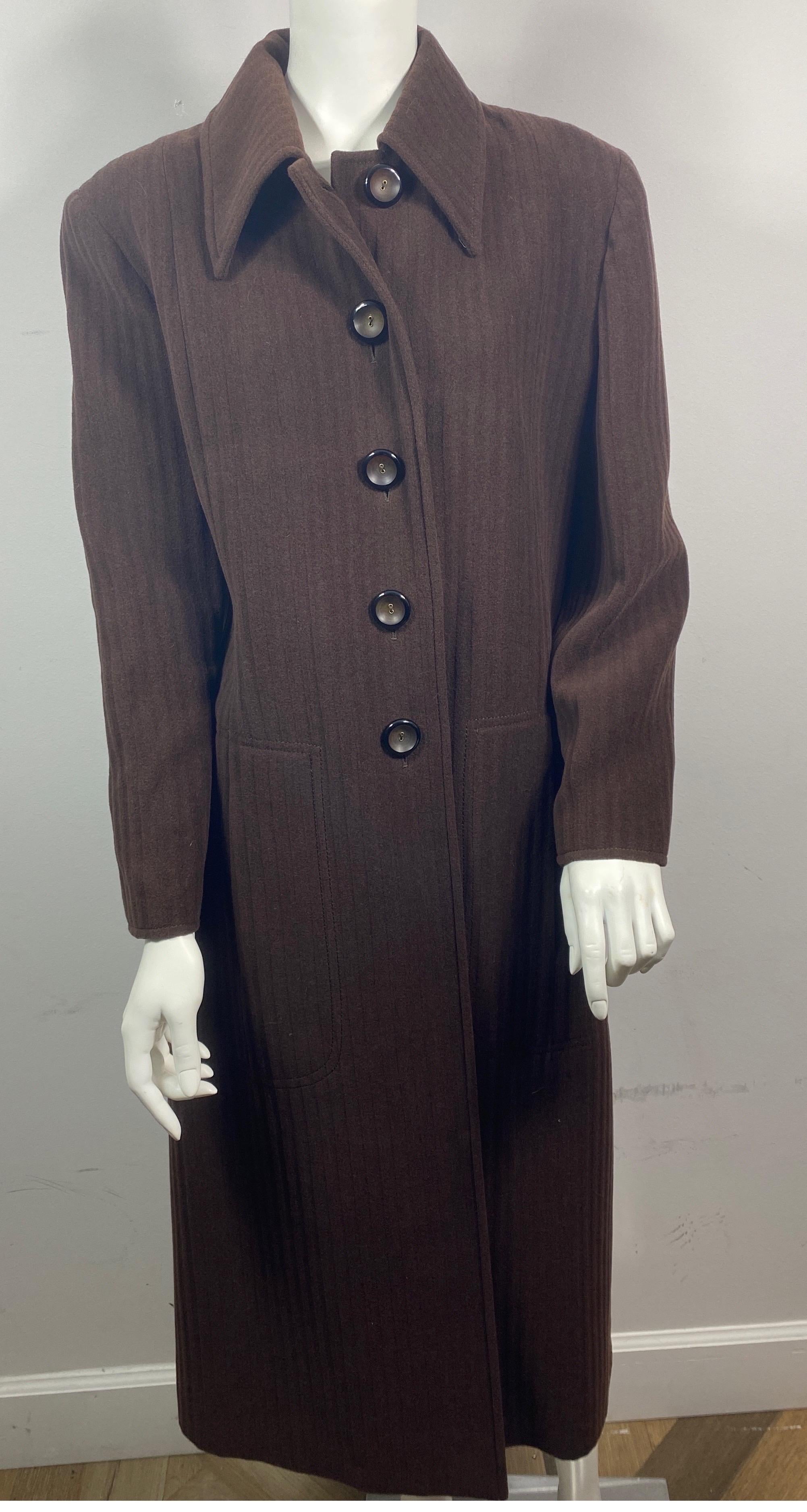 Valentino Boutique 1990's Vintage Brown Wool blend Long Coat - Größe 10 Dieser klassische 90's Brown Wolle / Kaschmir Mischung Mantel hat einen Streifen auf Streifen Blick auf den Stoff, ist voll gefüttert, hat 5 Knöpfe vorne, 2 funktionierende