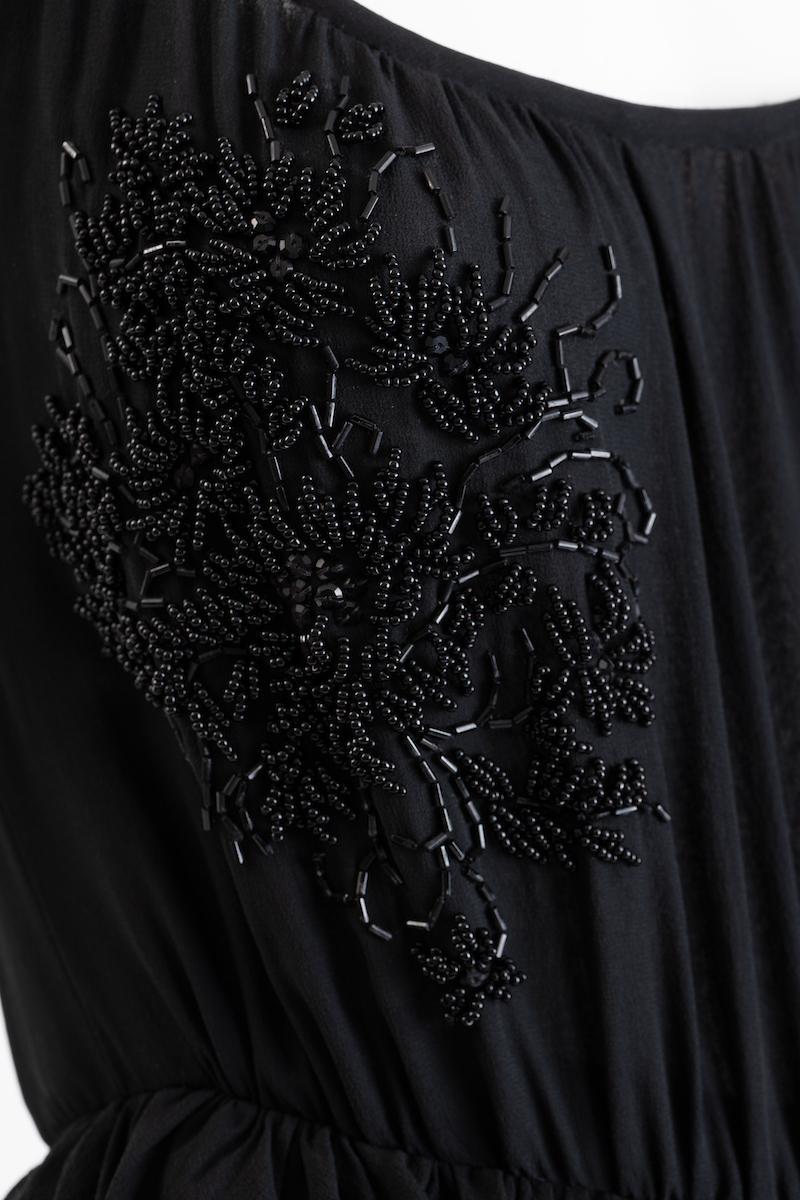 Valentino Boutique - Robe de soirée en mousseline de soie perlée noire Excellent état - En vente à New York, NY