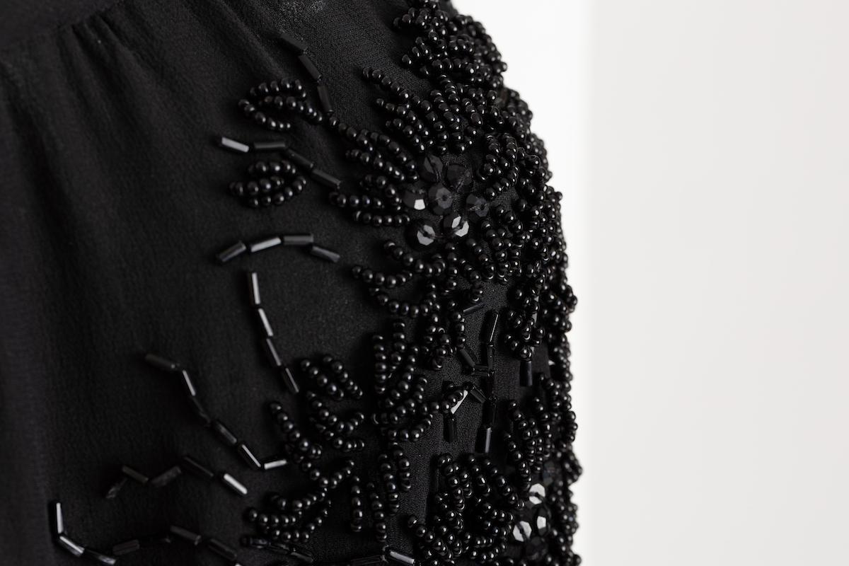 Valentino Boutique - Robe de soirée en mousseline de soie perlée noire en vente 3