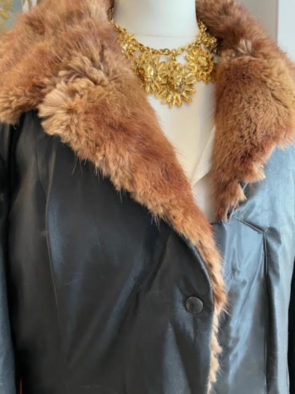 A  gorgeous half coat VALENTINO BOUTIQUE vintage from 1990s in shiny black used leather with crinkled effect, a notched lapel fur trim, two flap pockets, three stud buttons closure, long sleeves with fur cuff. Fully lined with fur. The fur lining