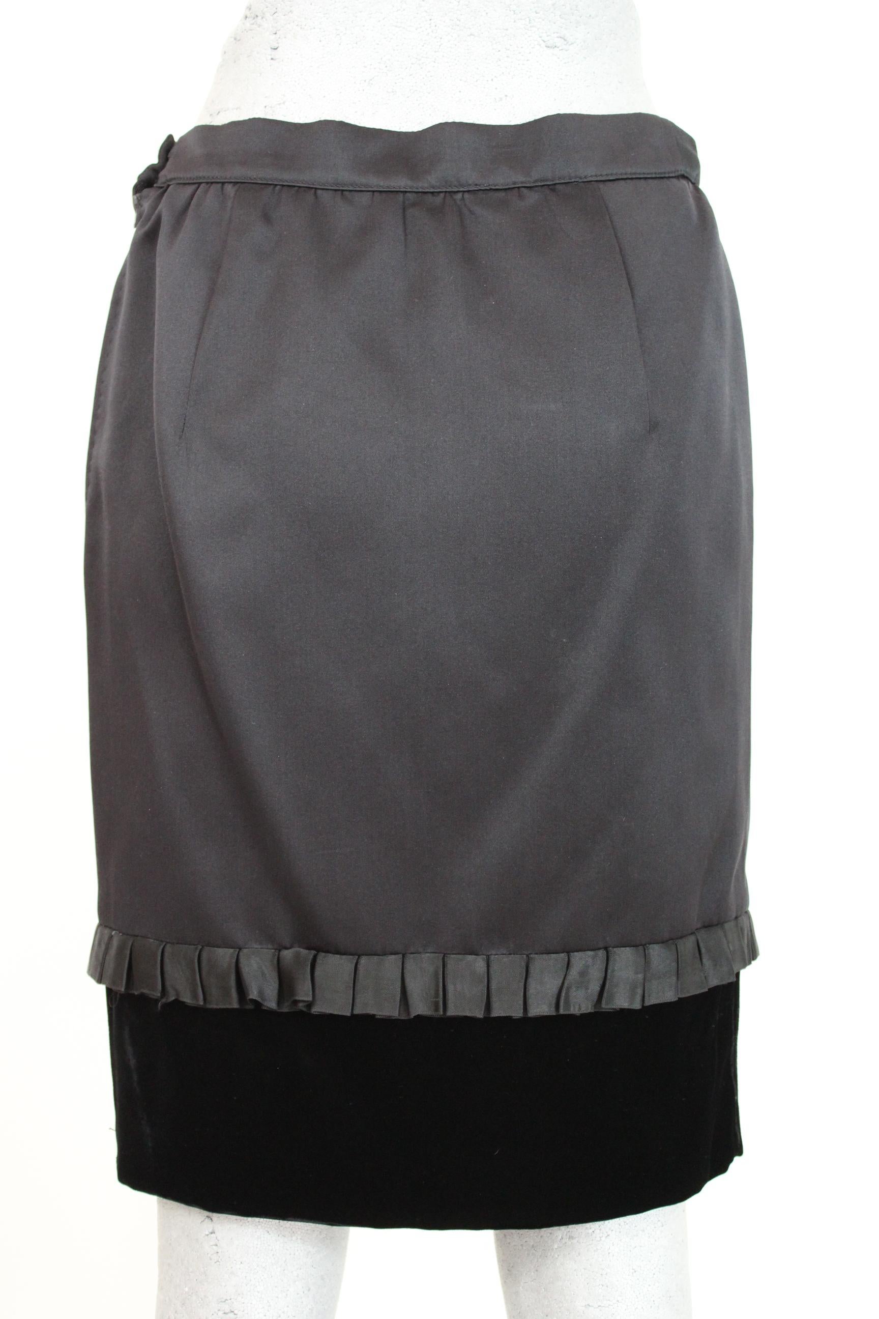 Valentino Boutique elegant vintage 80s skirt. Satin and velvet sheath skirt with knee flounces. Black colour. Zip and button closure. Made in Italy. Excellent vintage conditions.

Size: 42 It 8 Us 10 Uk

Waist: 36 cm

Length: 56 cm

