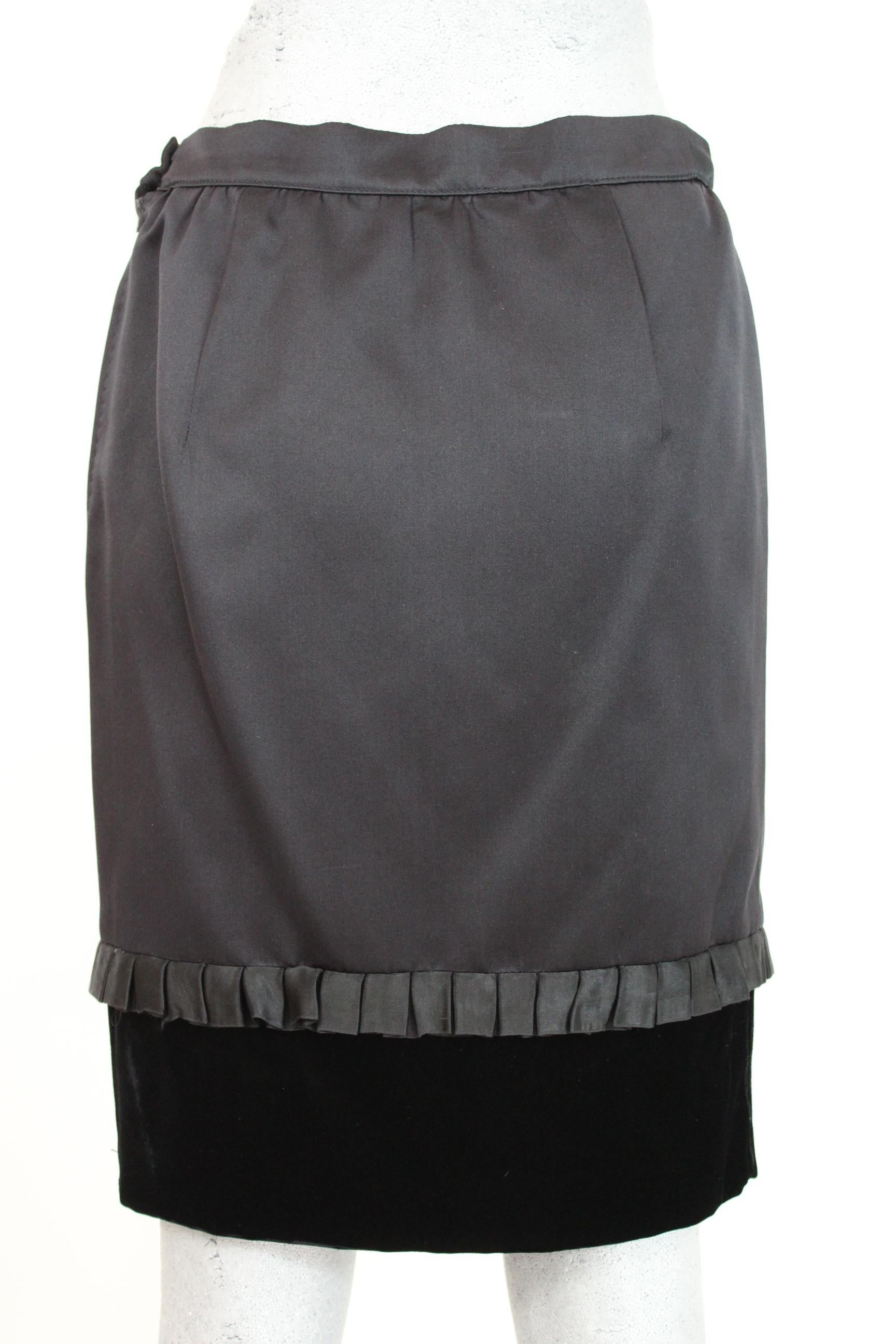 Valentino Boutique elegante falda vintage años 80. Falda de satén y terciopelo con volantes a la rodilla. Color negro. Cierre con cremallera y botón. Fabricado en Italia. Excelentes condiciones vintage.

Talla: 42 It 8 Us 10 Uk

Cintura: 36